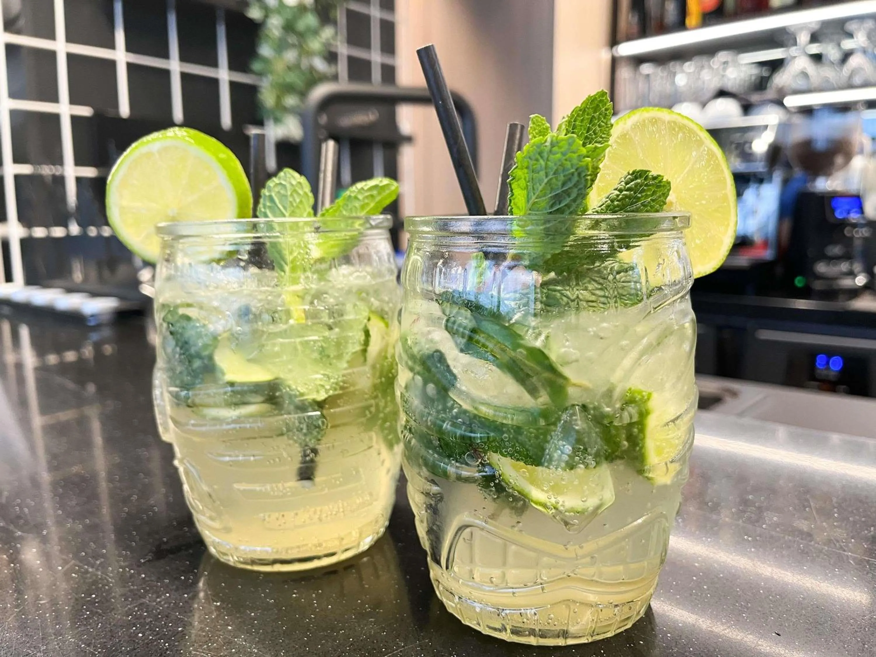 Lounge or bar in ibis Martigues Centre