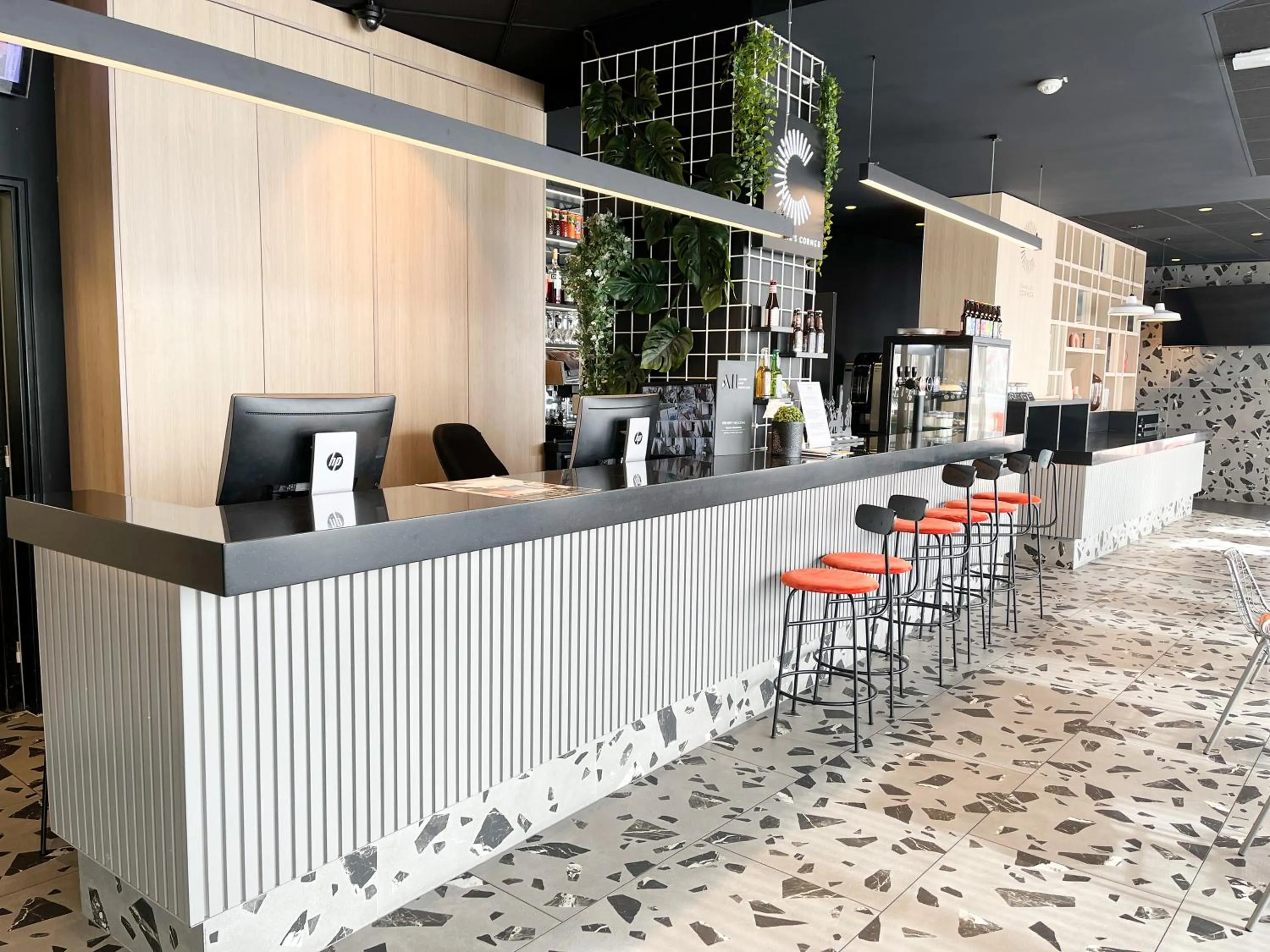 Lobby or reception in ibis Martigues Centre