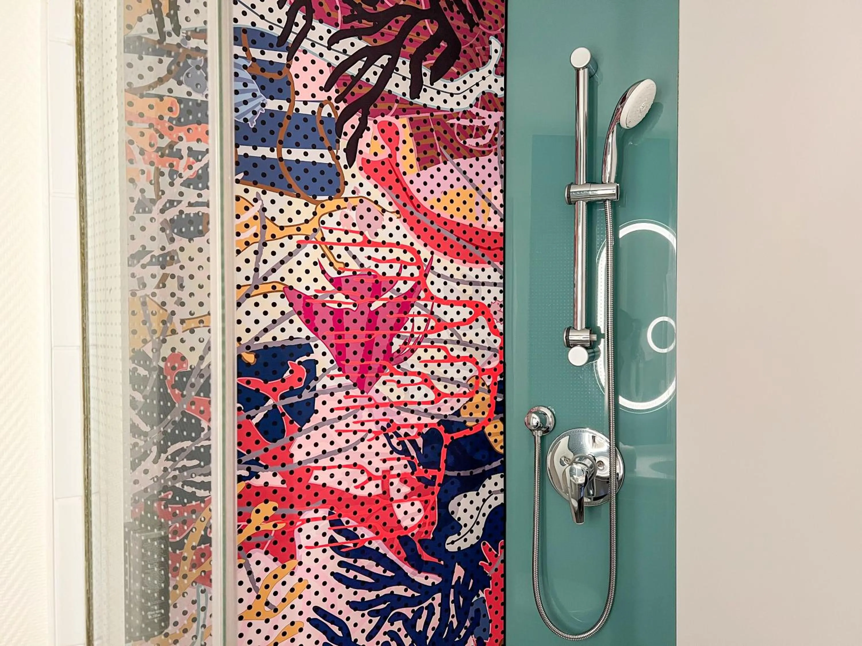 Shower in ibis Martigues Centre