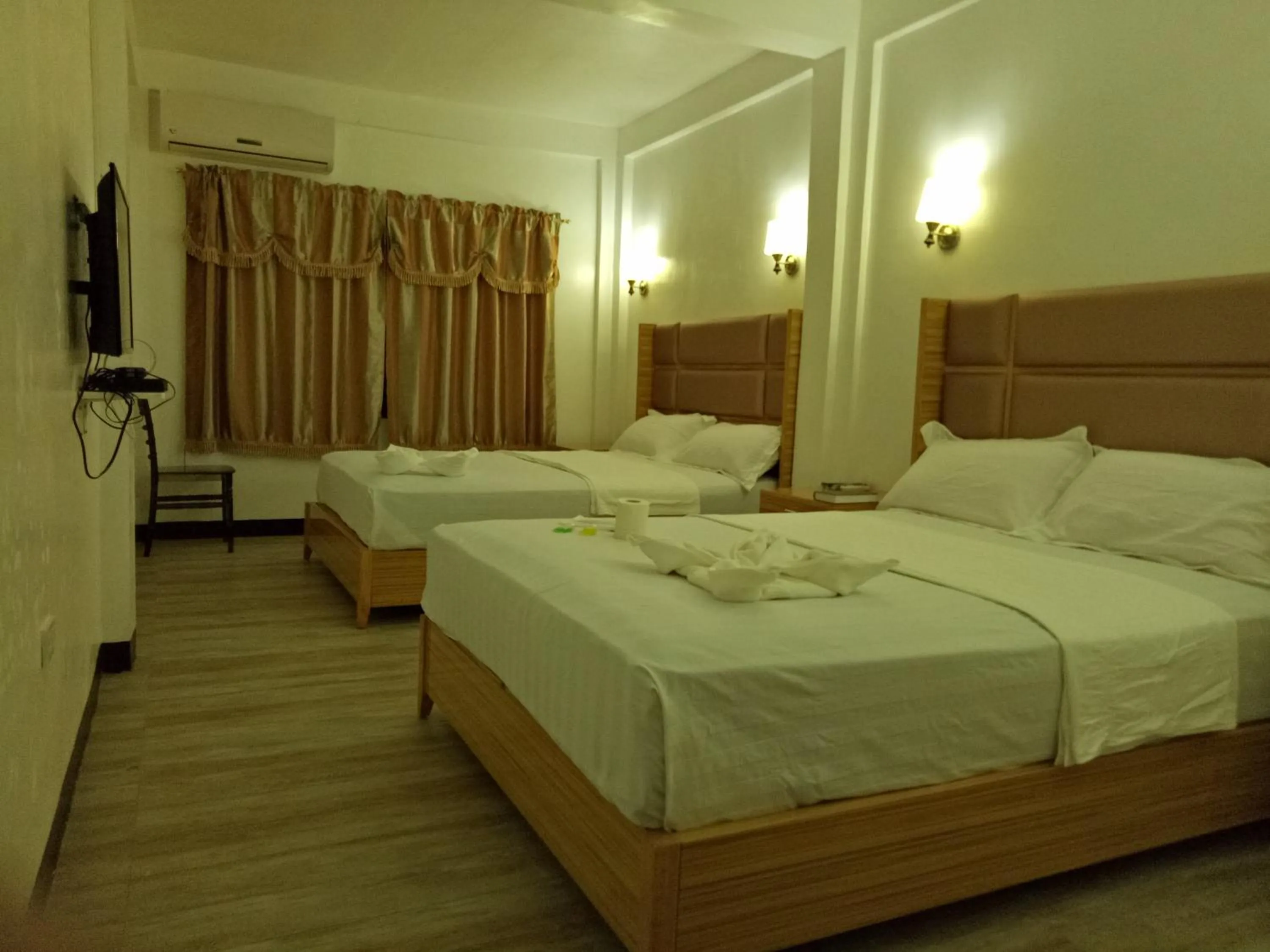 Bed in Meaco Hotel - Anilao