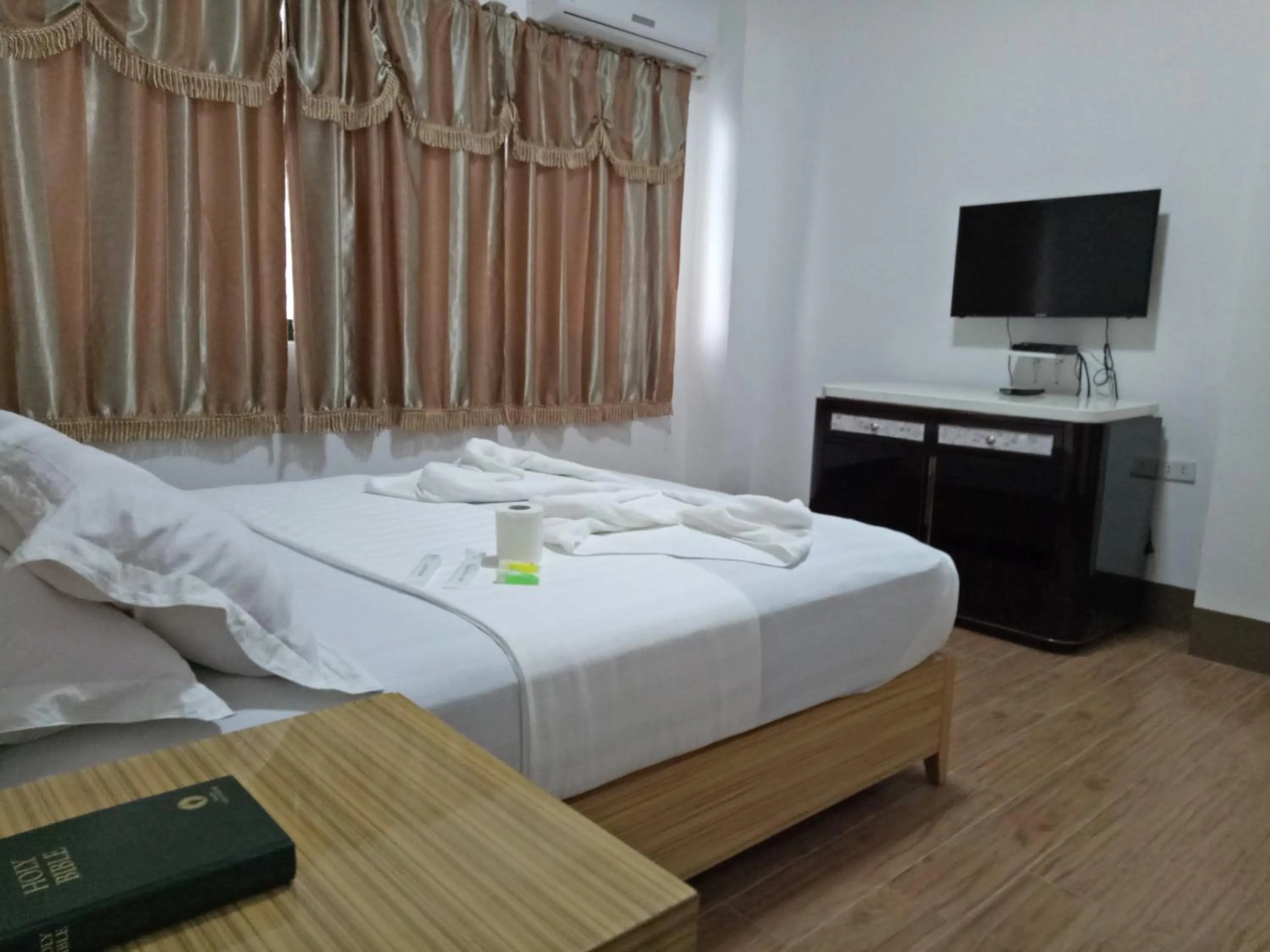 Bed in Meaco Hotel - Anilao