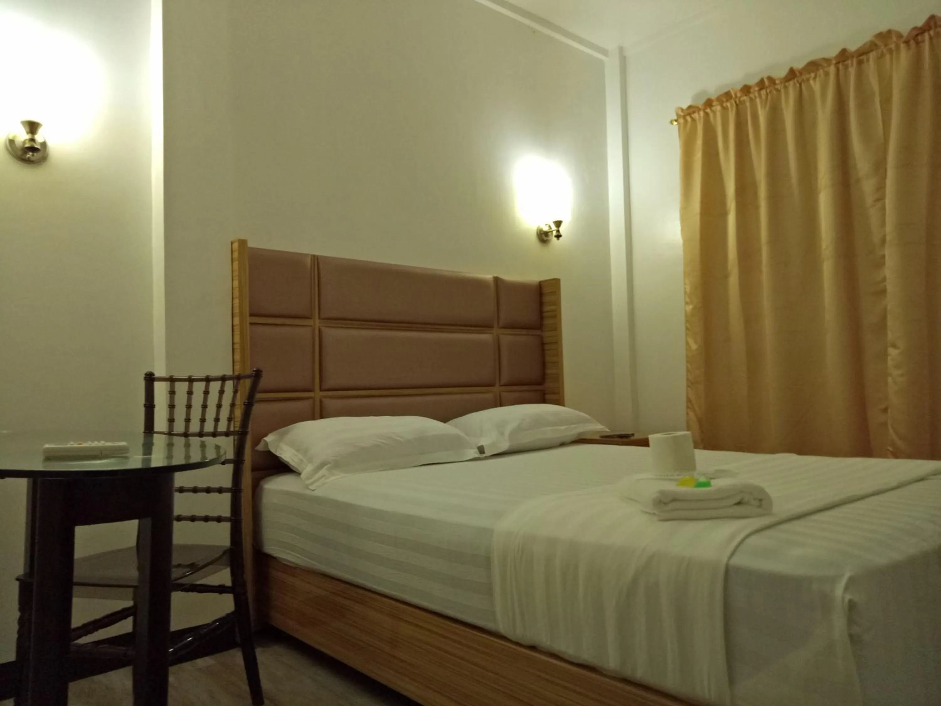 Bed in Meaco Hotel - Anilao