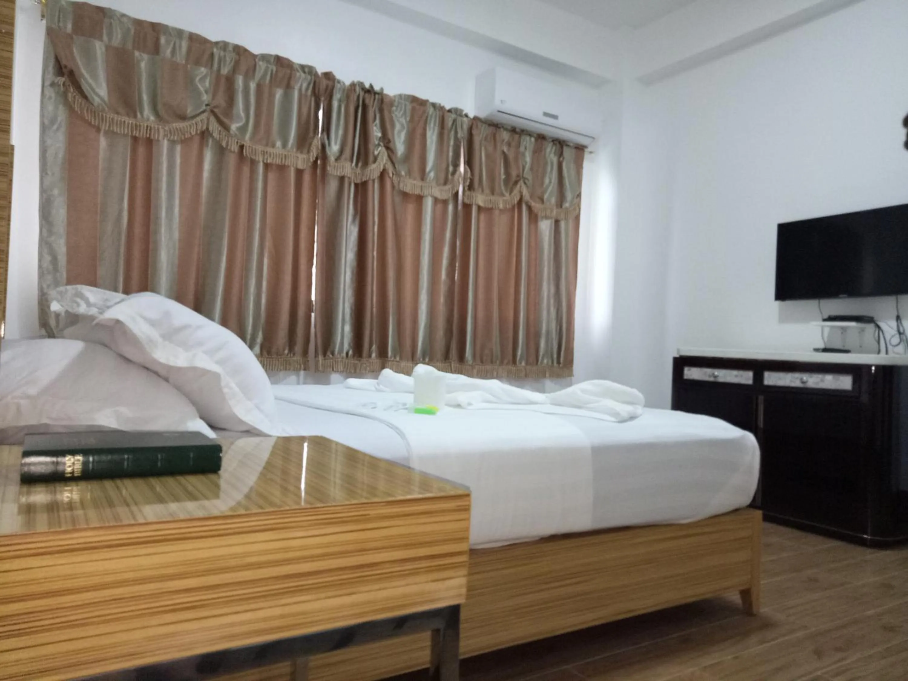 Bed in Meaco Hotel - Anilao