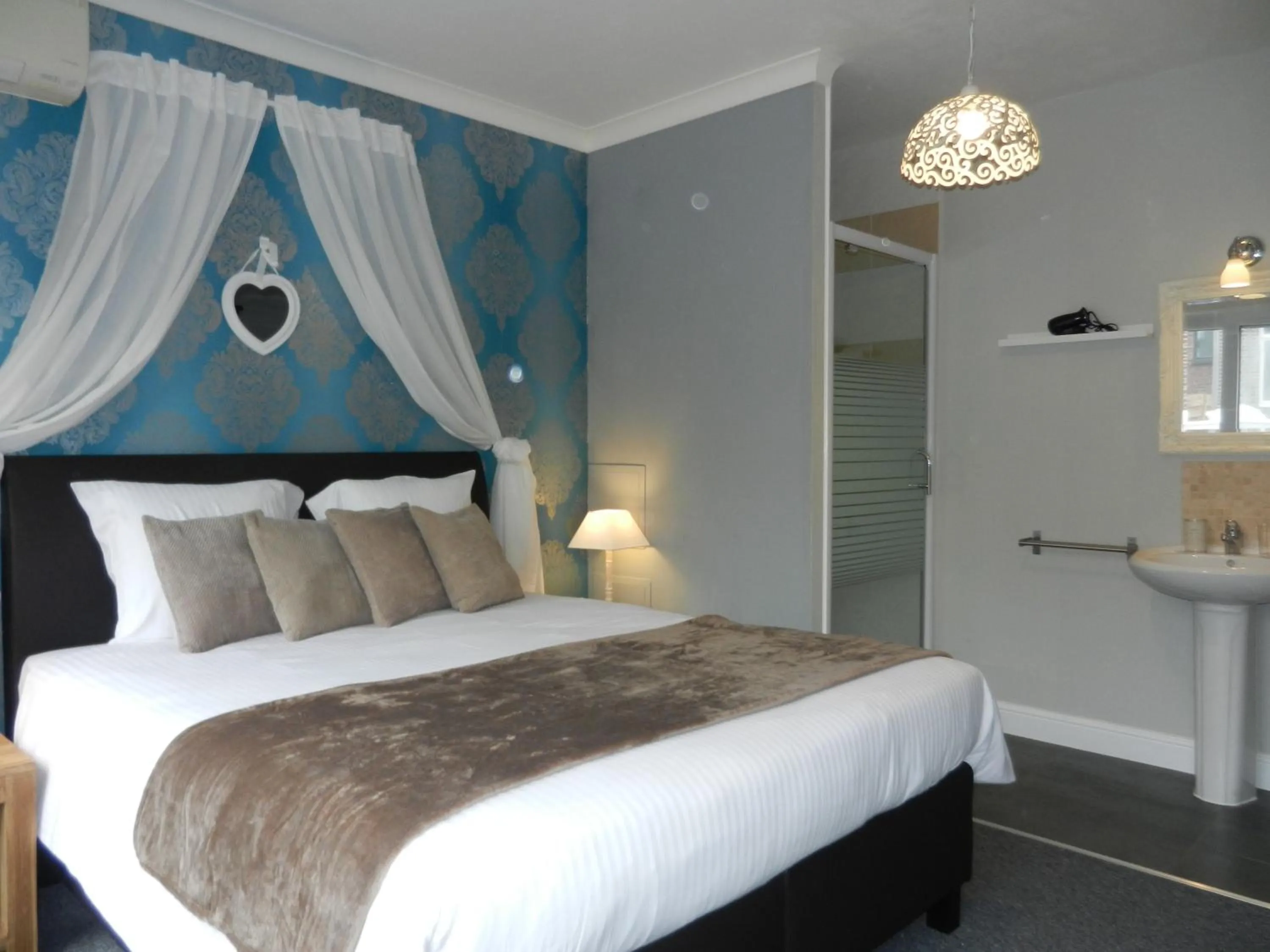 Photo of the whole room, Bed in Juliette's