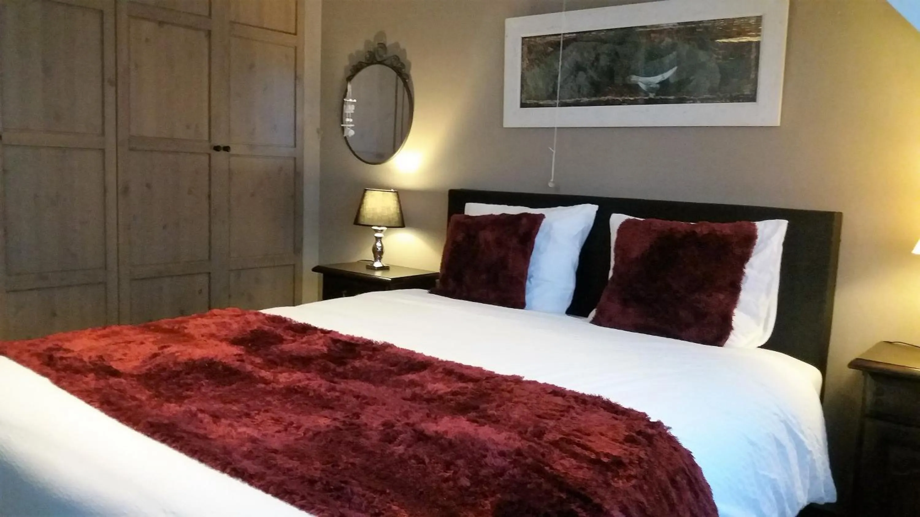 Photo of the whole room, Bed in Juliette's