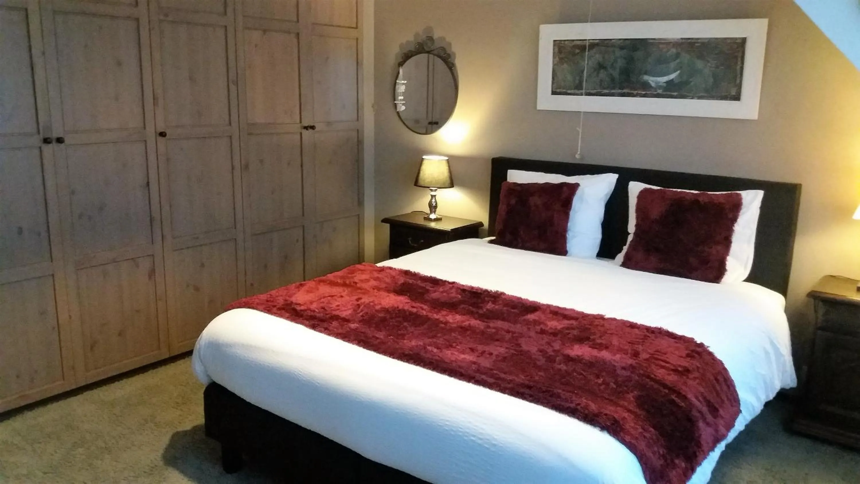 Photo of the whole room, Bed in Juliette's