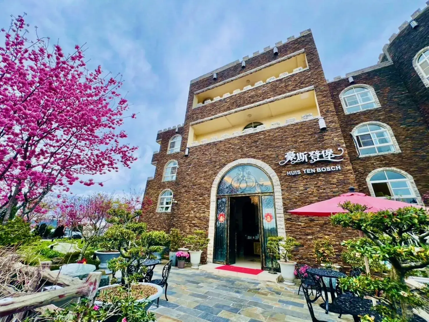 Property building in Huis Ten Bosch Property building in Huis Ten Bosch