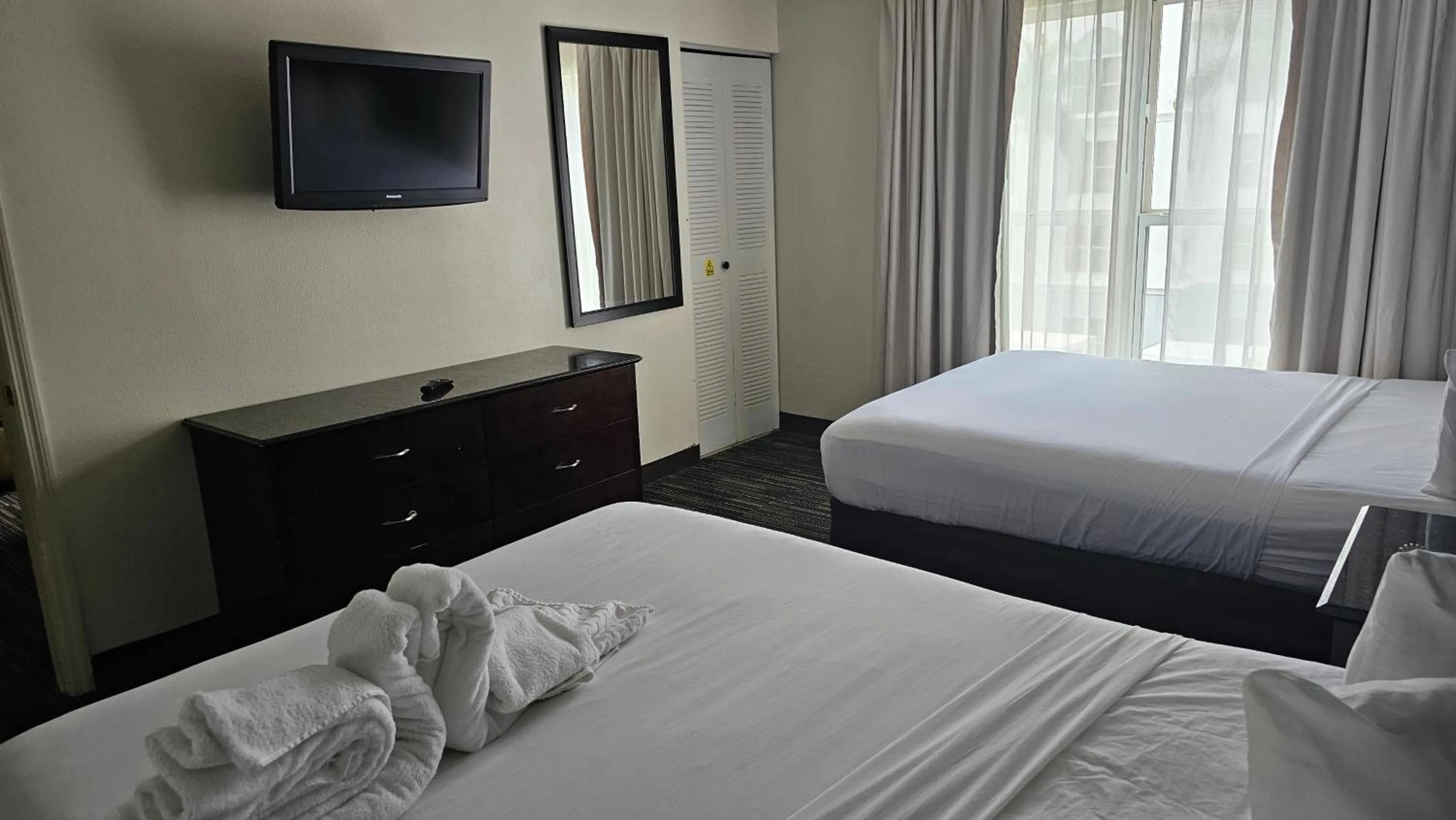 Bedroom in SureStay Plus by Best Western Orlando Lake Buena Vista