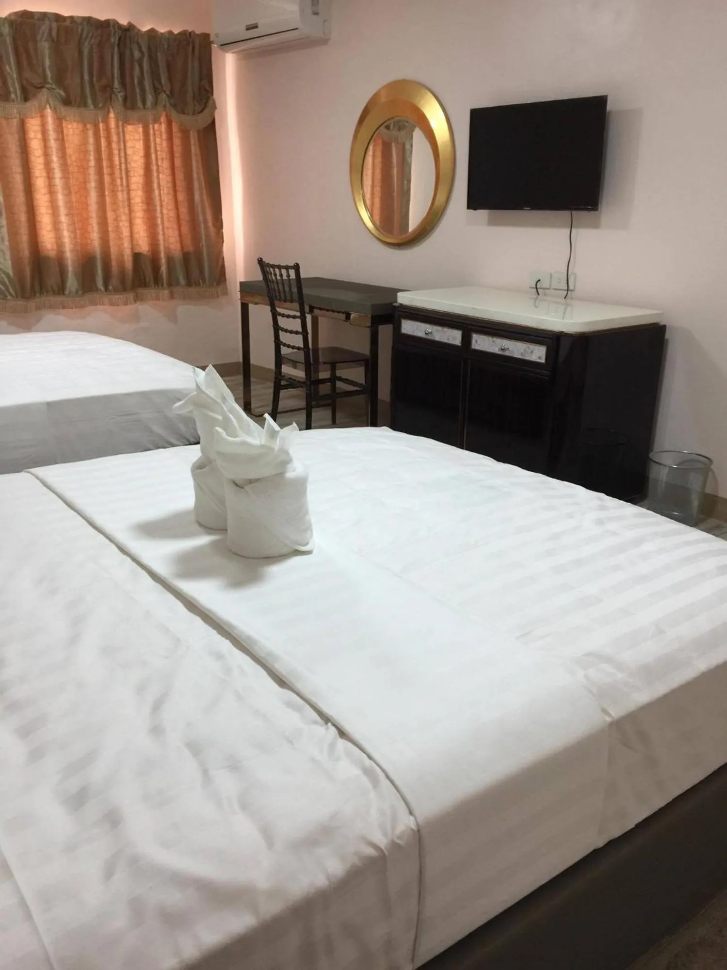 Bed in Meaco Royal Hotel - Lipa