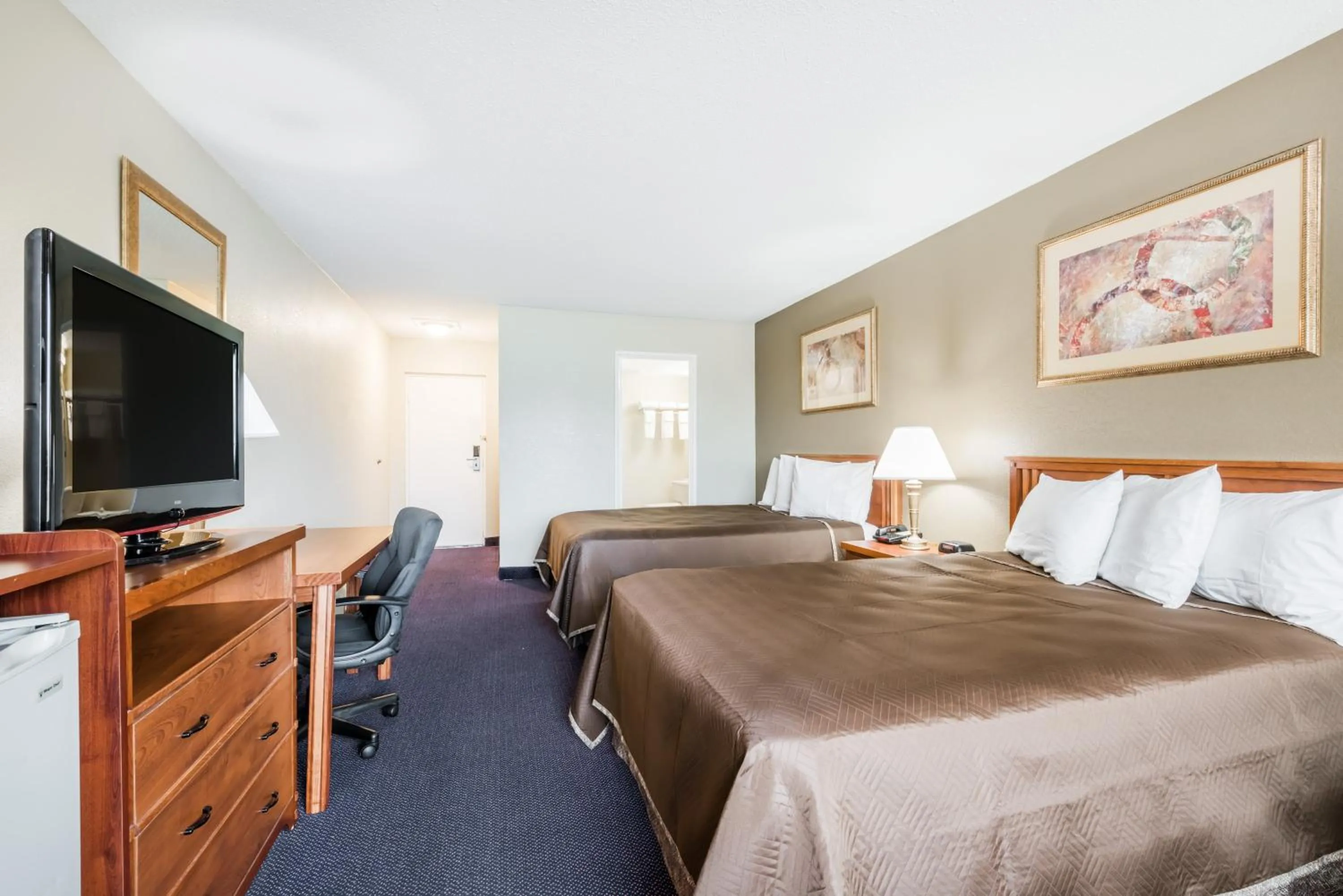 Bedroom, Bed in Red Carpet Inn Lancaster