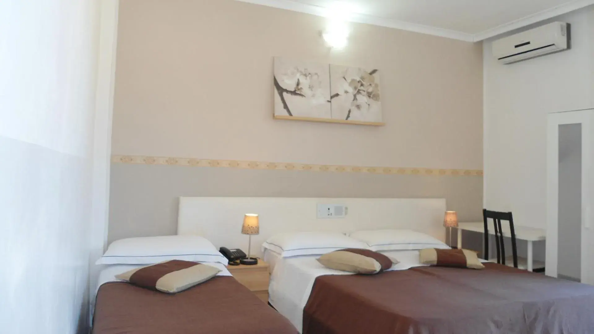 Bed in Hotel Indipendenza Bed in Hotel Indipendenza