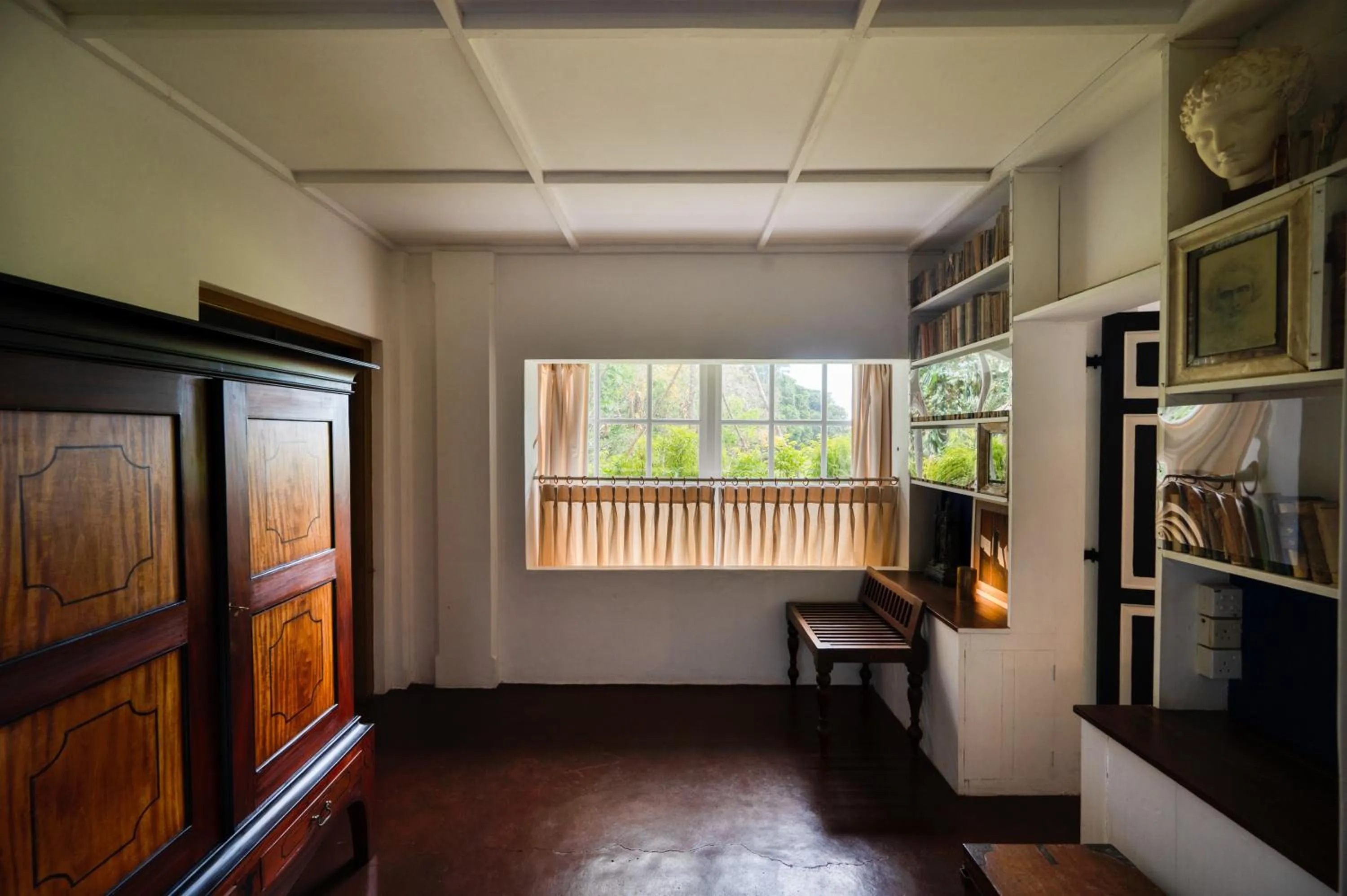 hair dresser in Lunuganga Estate