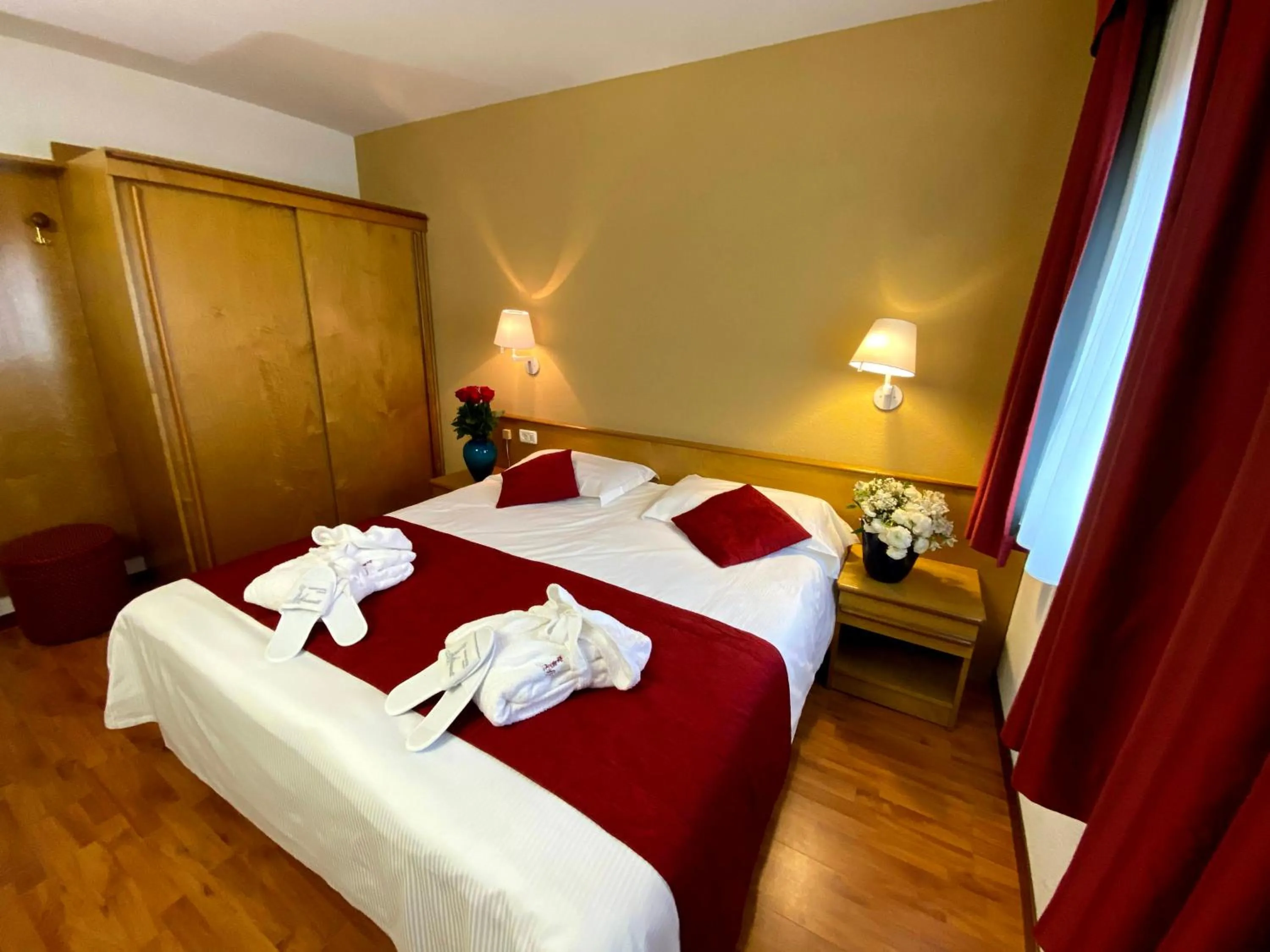 Bedroom, Bed in Grand Hotel Miramonti