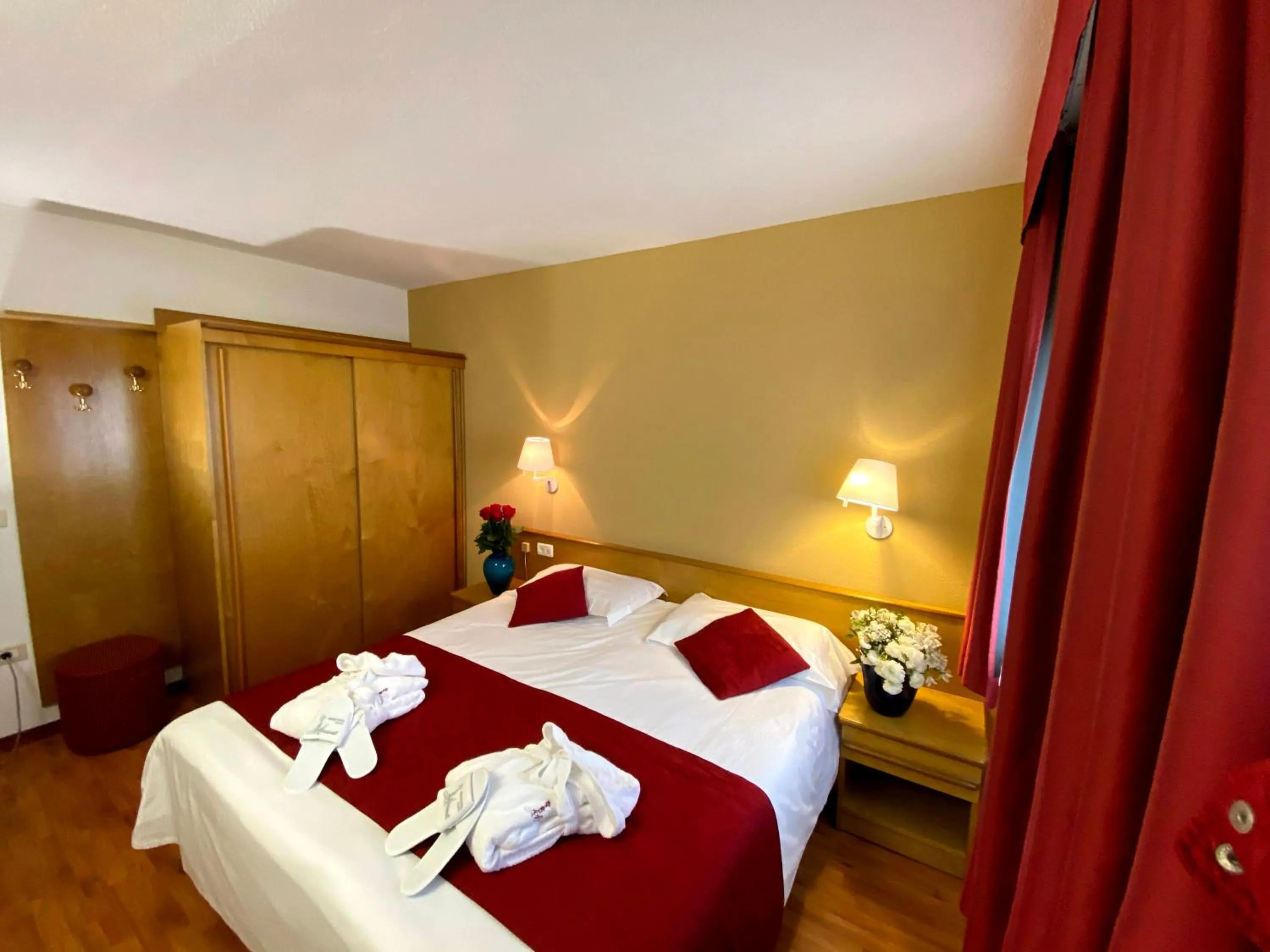 Bedroom, Bed in Grand Hotel Miramonti