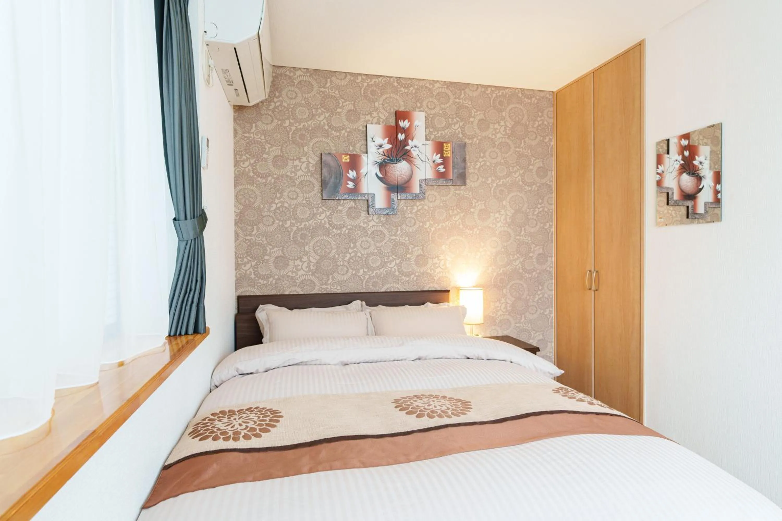 Photo of the whole room, Bed in Luxury Guest House in Tokyo Shinjuku