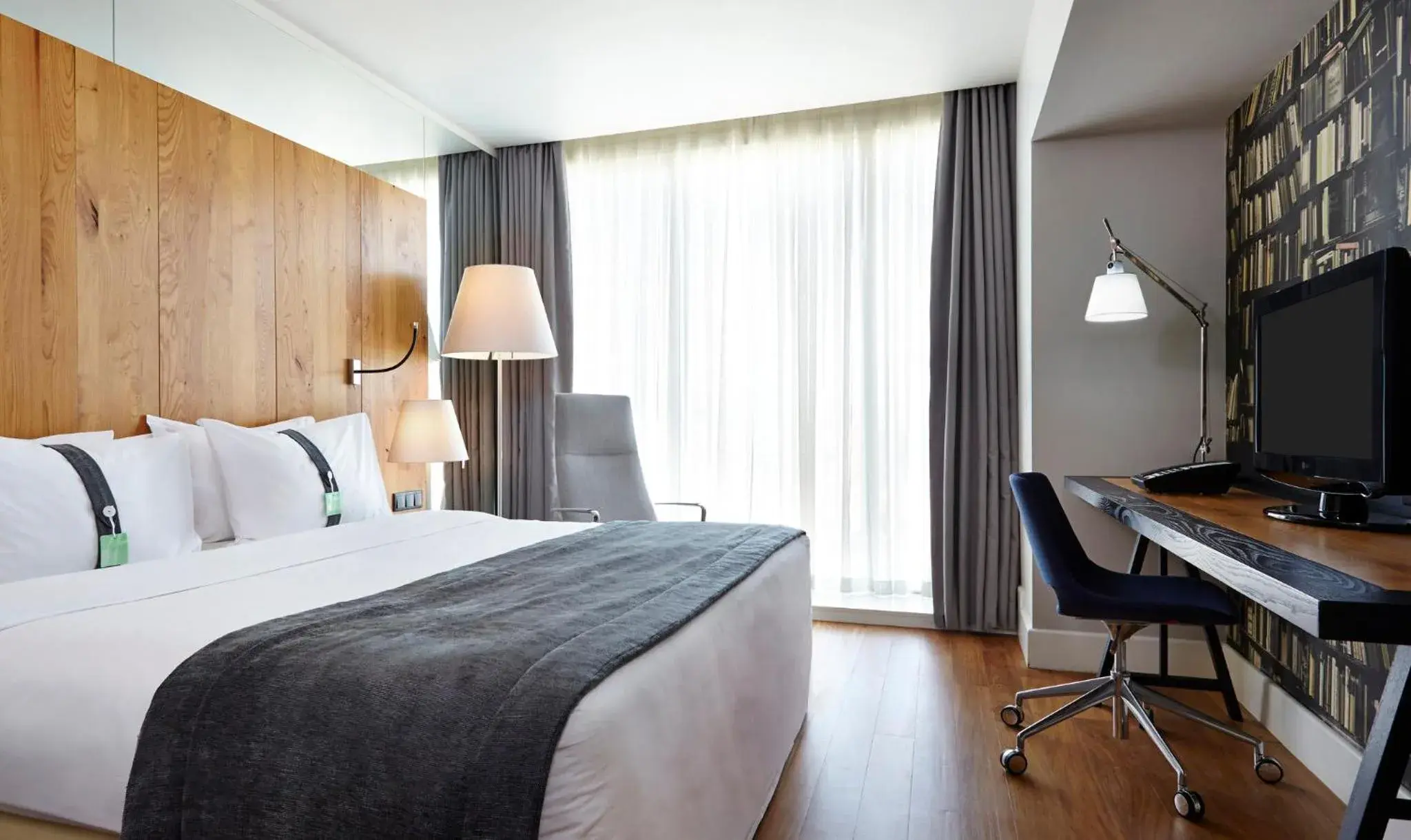 Photo of the whole room, Bed in Holiday Inn - Tbilisi by IHG Photo of the whole room, Bed in Holiday Inn - Tbilisi by IHG