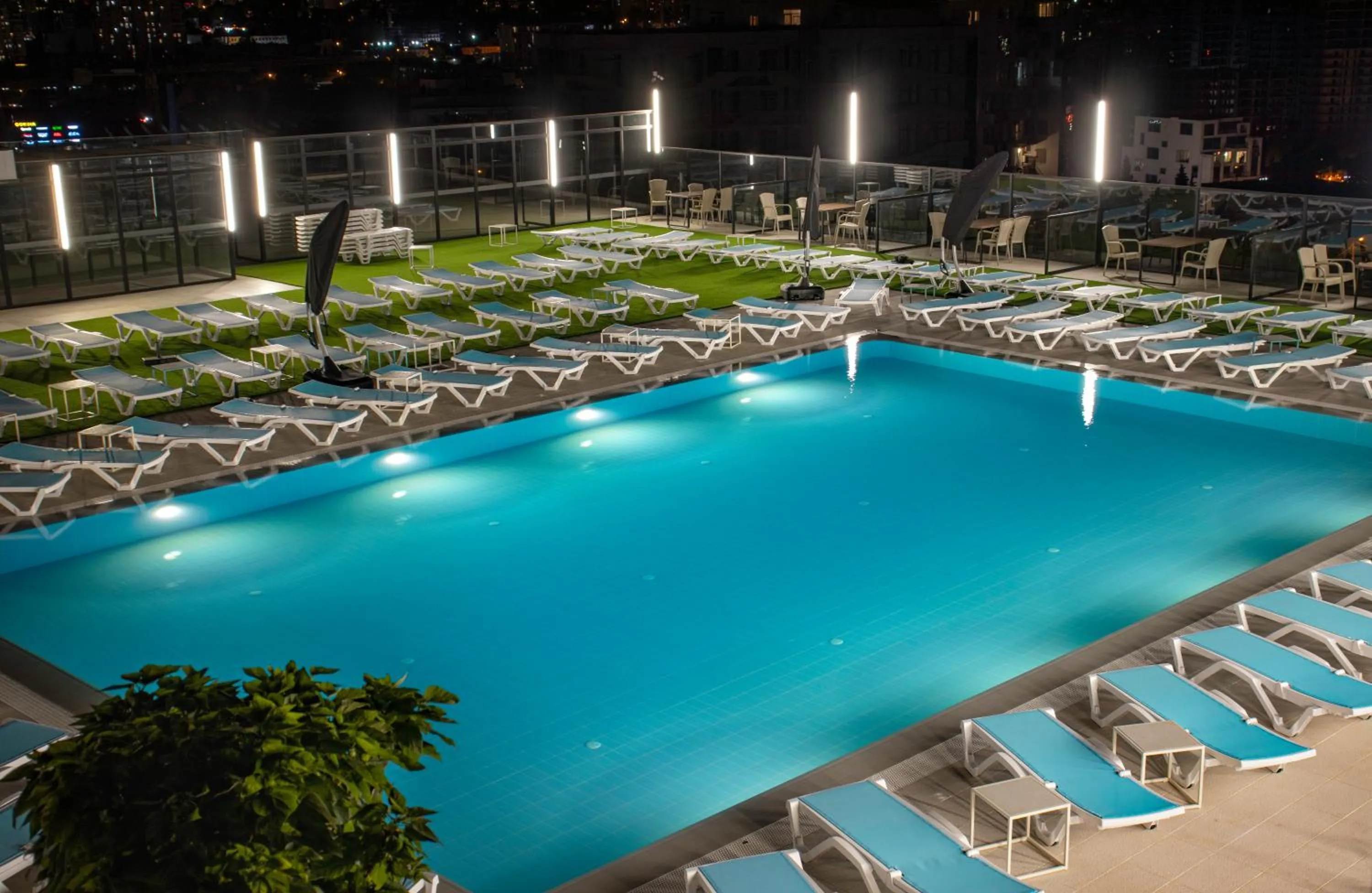 Night in Hotel Beaumonde Garden