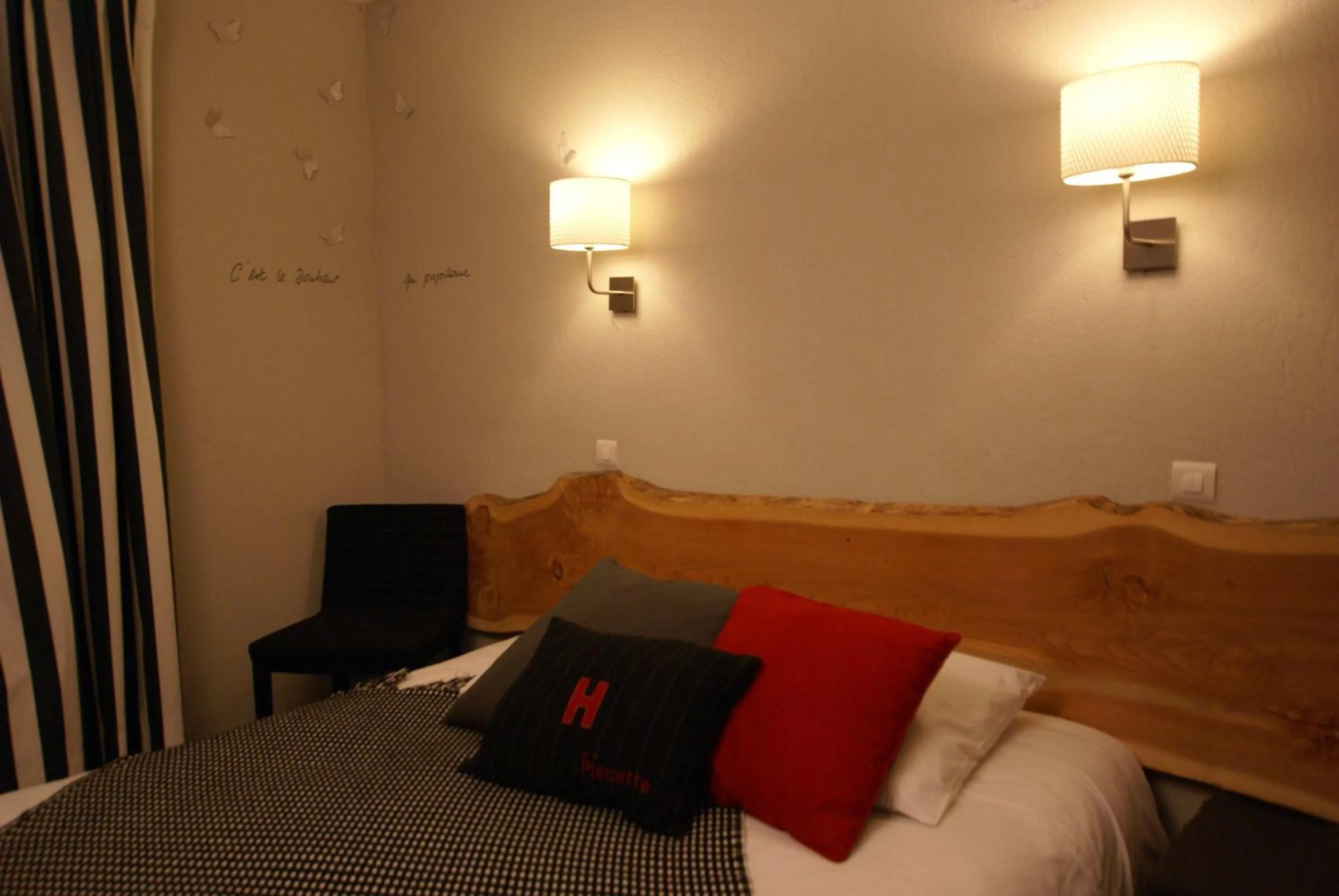 Bedroom, Bed in Hotel de la Placette Barcelonnette