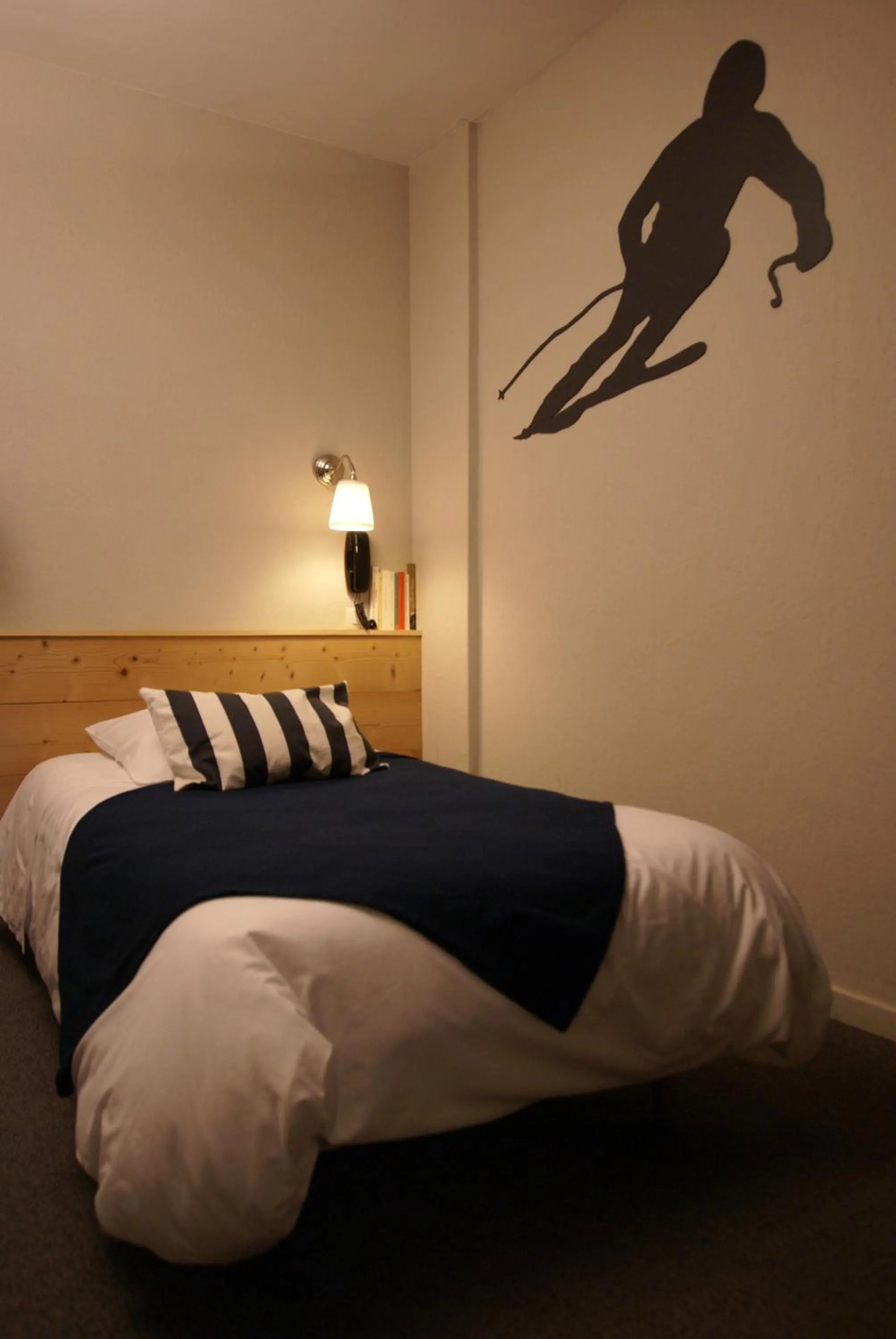 Bedroom, Bed in Hotel de la Placette Barcelonnette