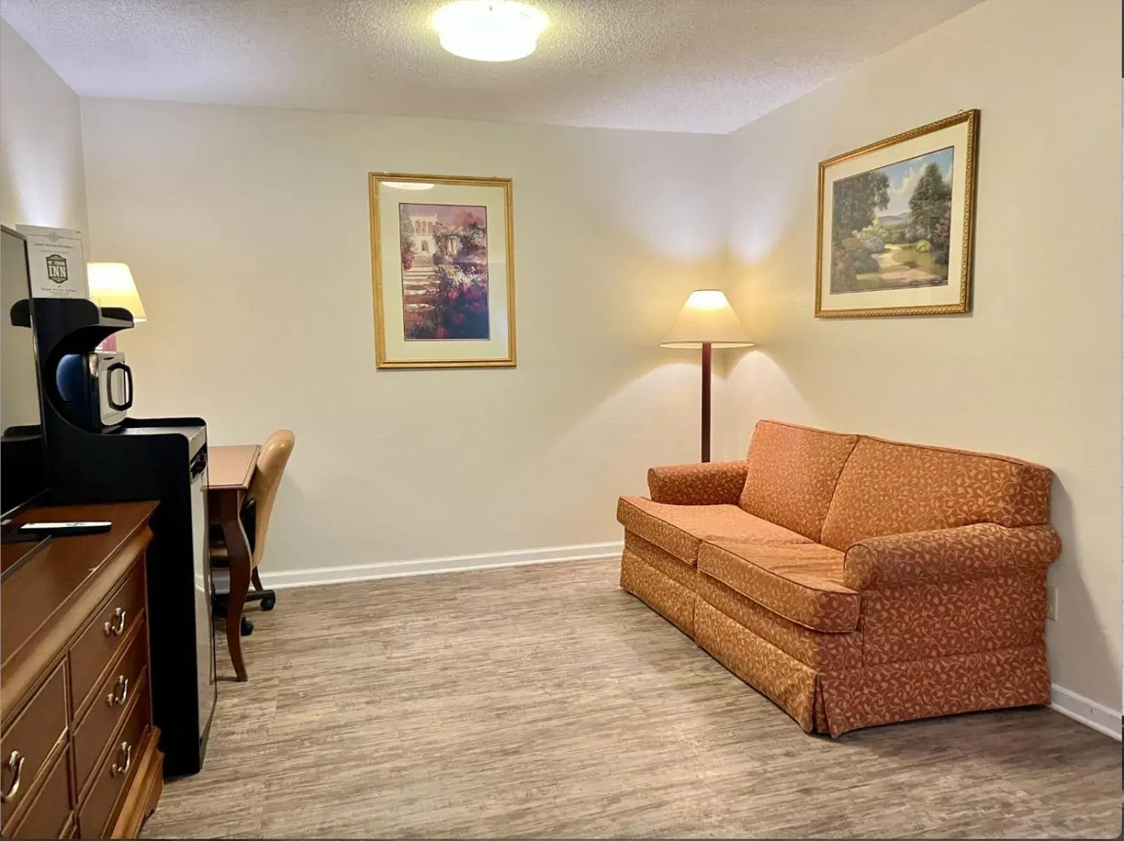 Living room in FairBridge Inn Express Mount Vernon Living room in FairBridge Inn Express Mount Vernon