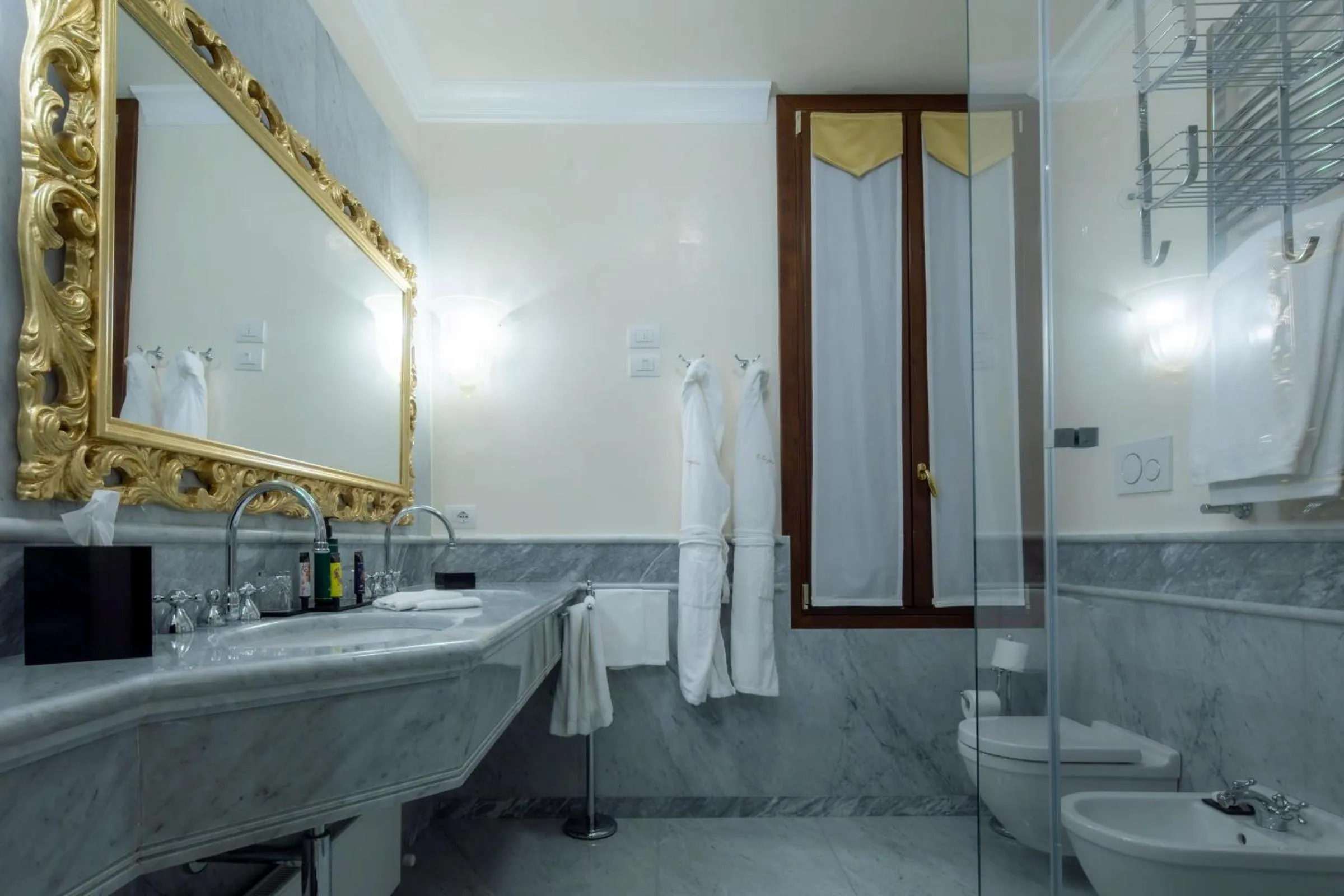 Bathroom in Ca' Bonfadini Historic Experience