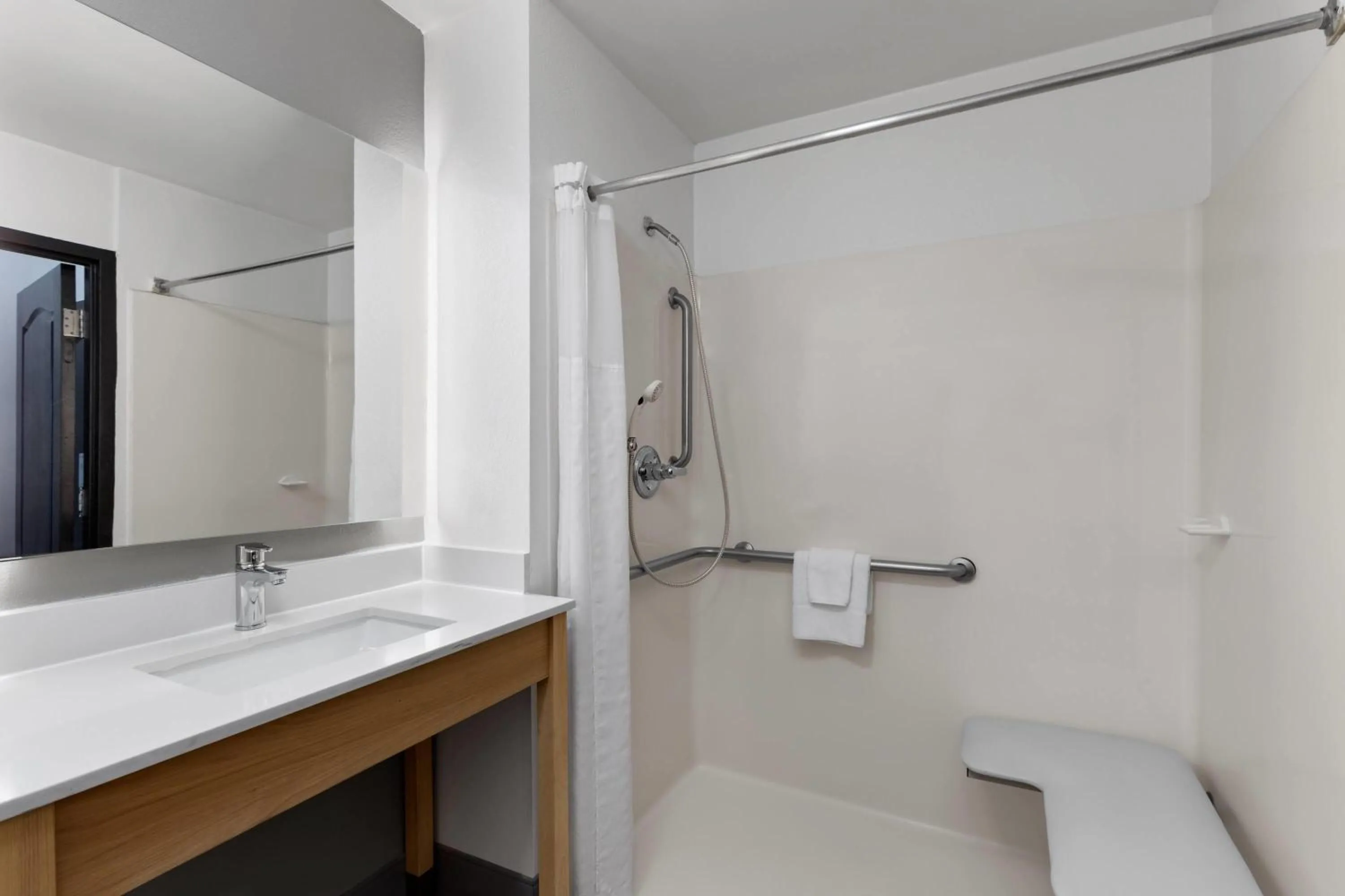 Bathroom in La Quinta by Wyndham Lexington South / Hamburg