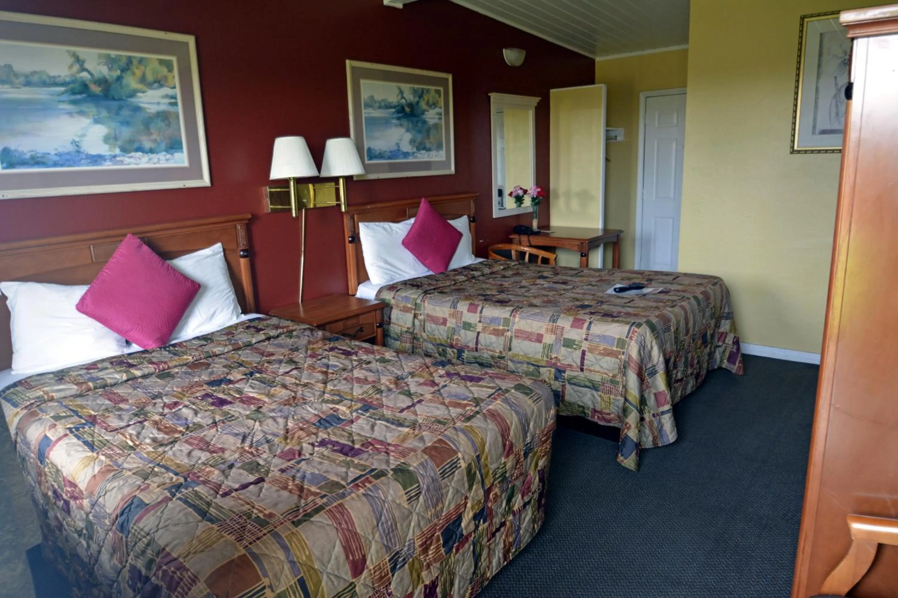 Photo of the whole room, Bed in Gateway Inn