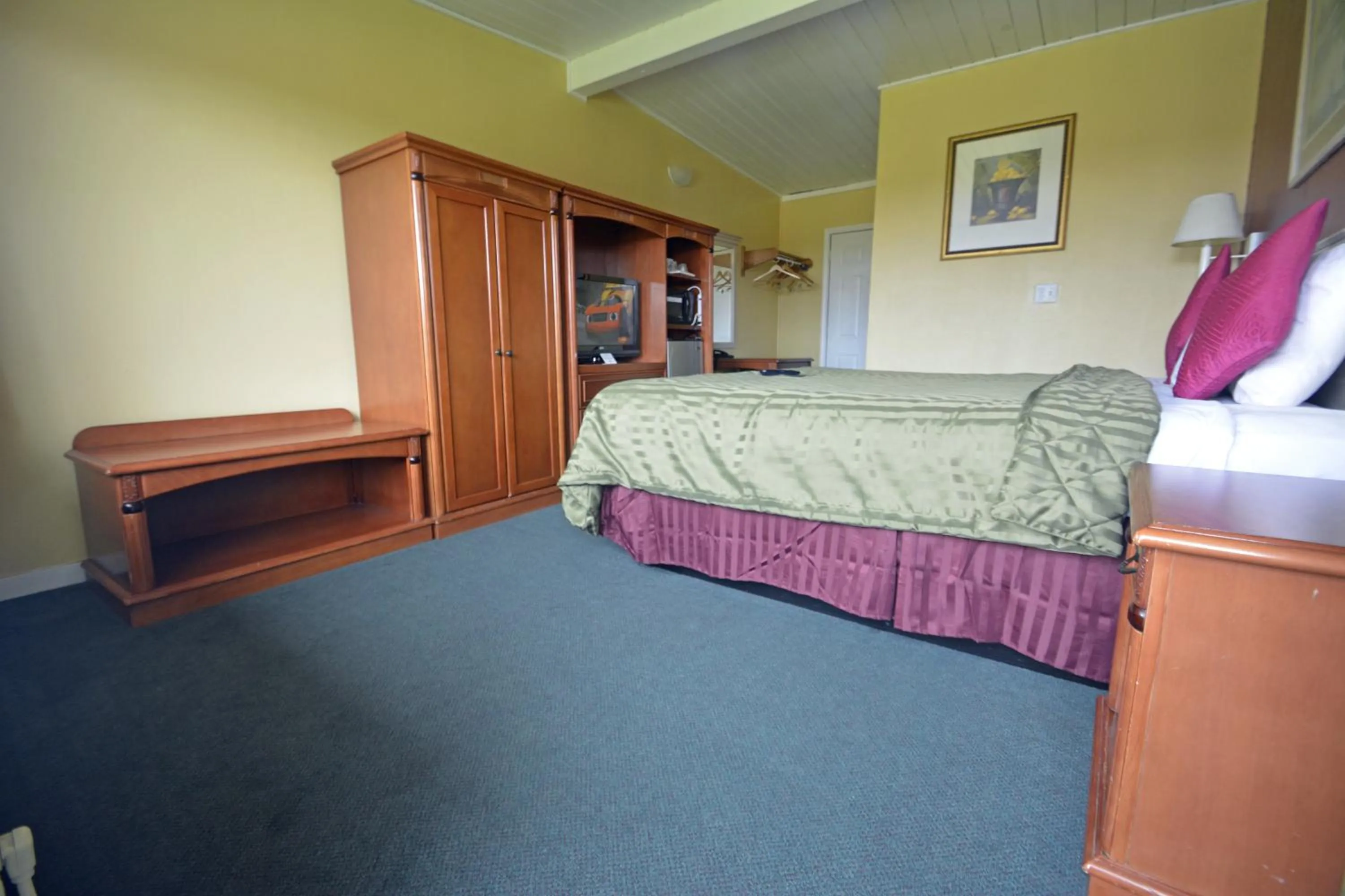 Photo of the whole room, Bed in Gateway Inn