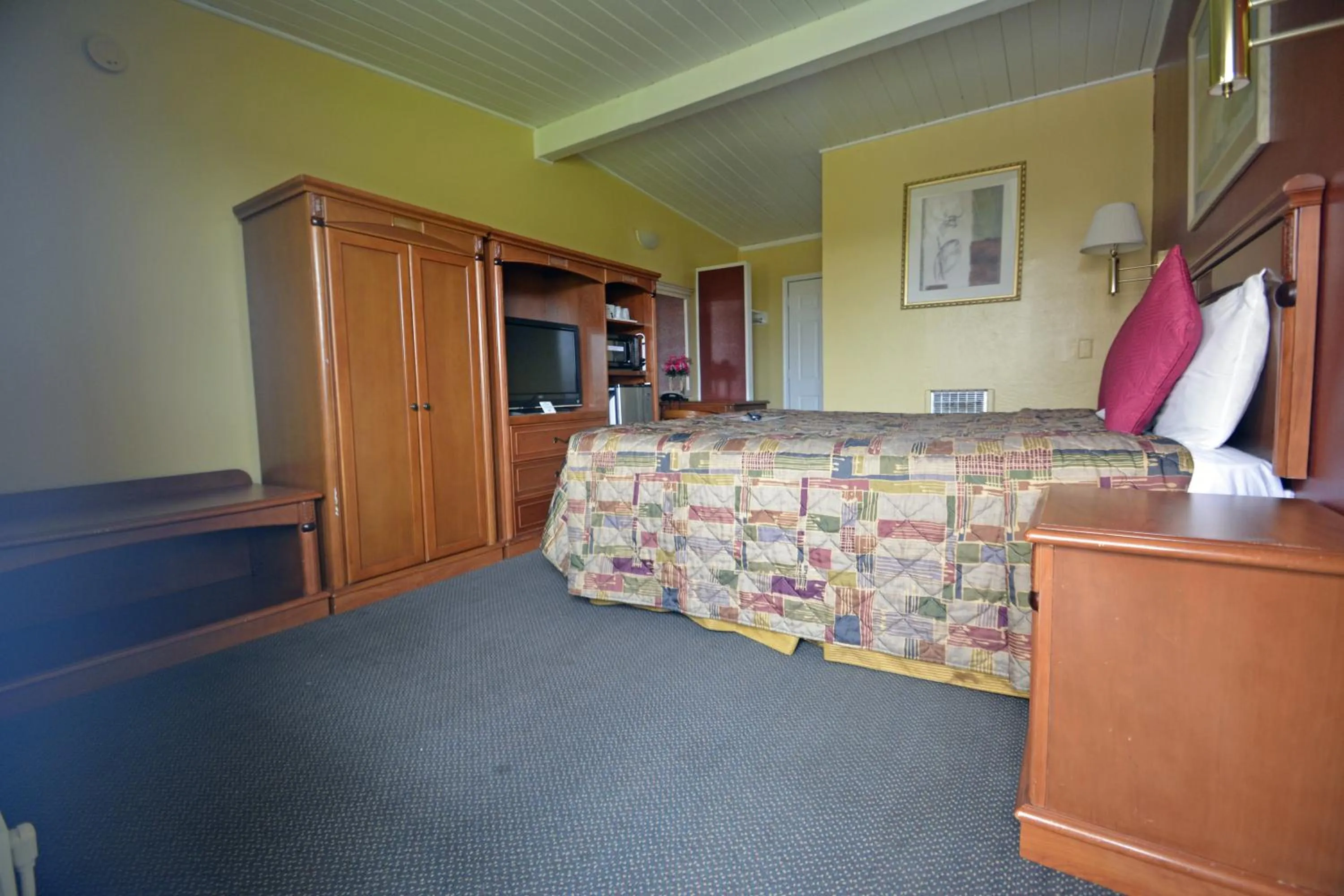Photo of the whole room in Gateway Inn