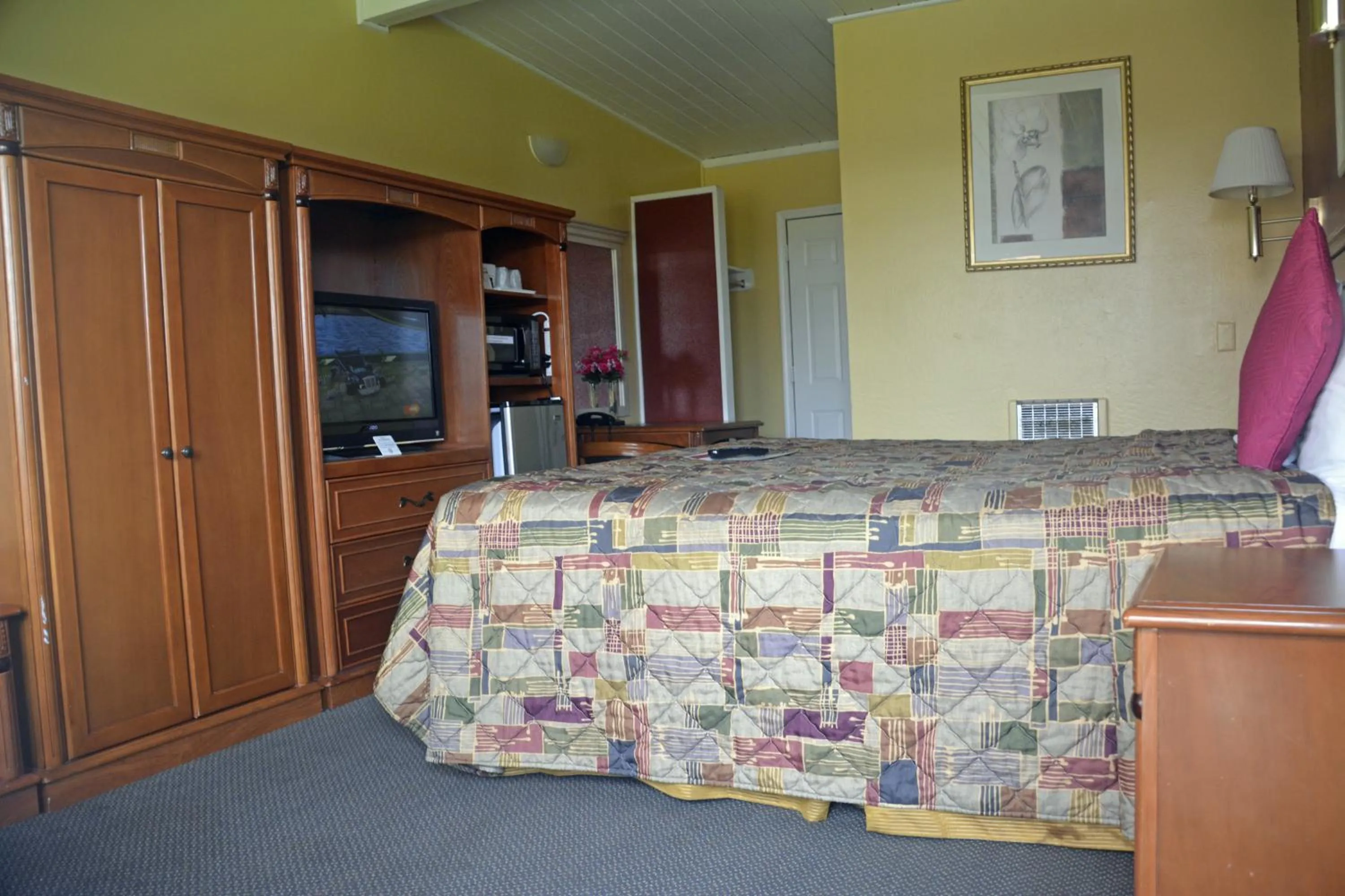 Photo of the whole room, Bed in Gateway Inn