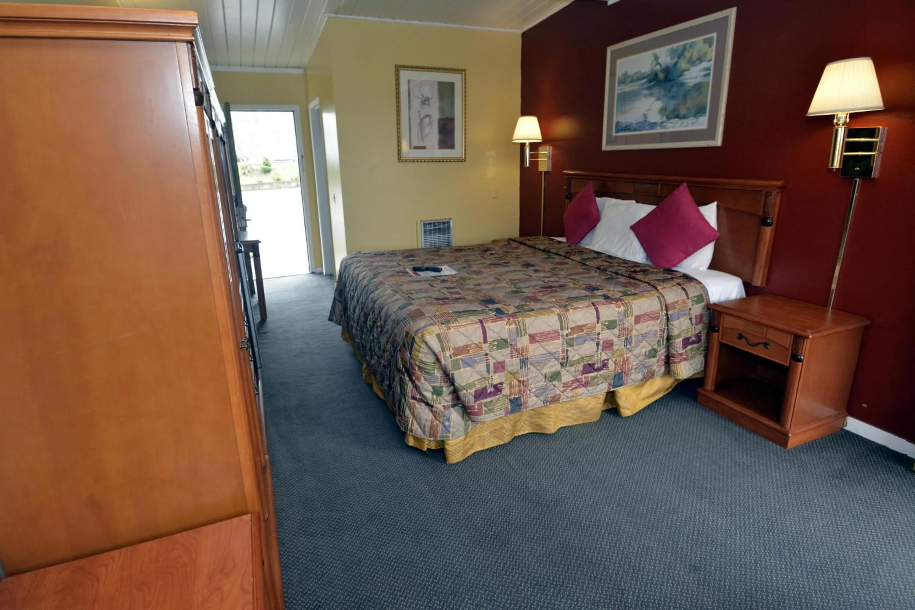 Photo of the whole room, Bed in Gateway Inn