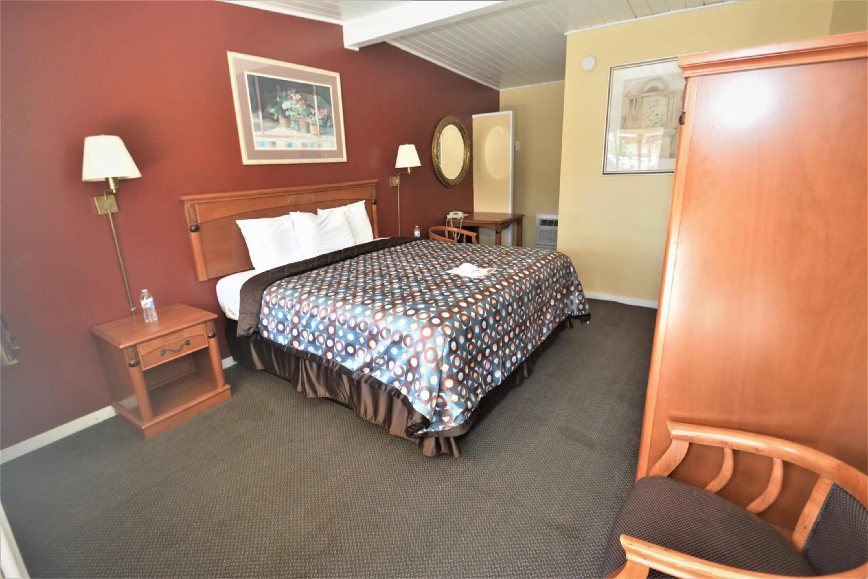 Photo of the whole room, Bed in Gateway Inn