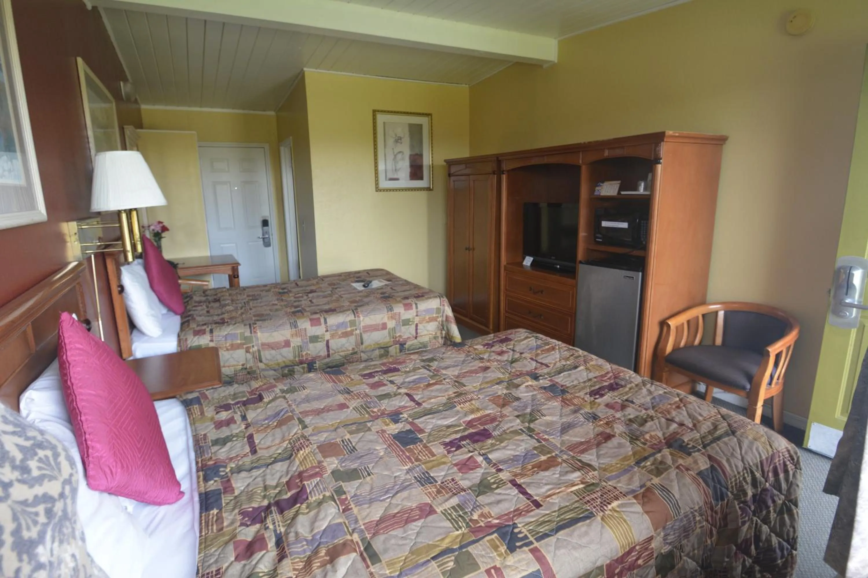 Photo of the whole room, Bed in Gateway Inn