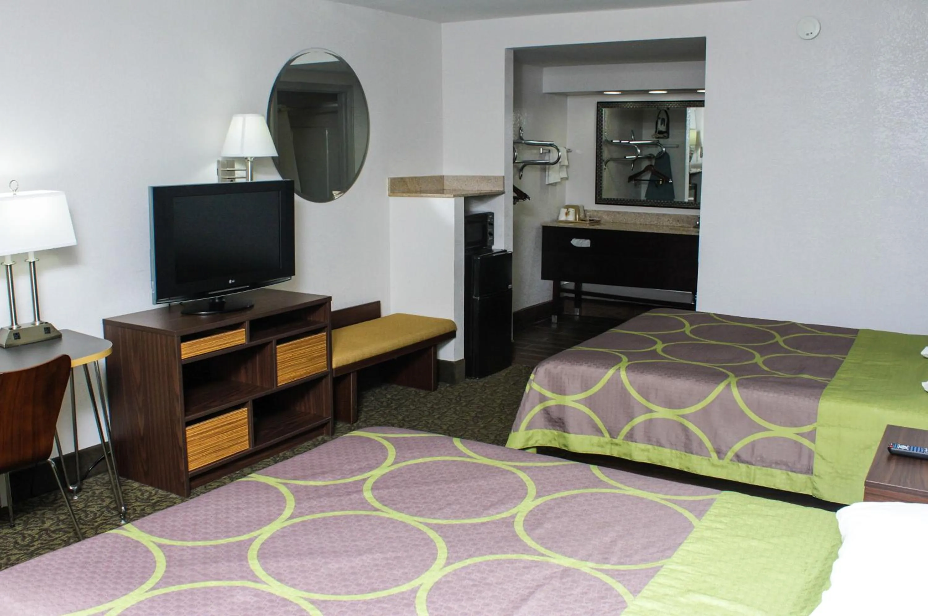 Photo of the whole room, Bed in Super 8 by Wyndham Gainesville