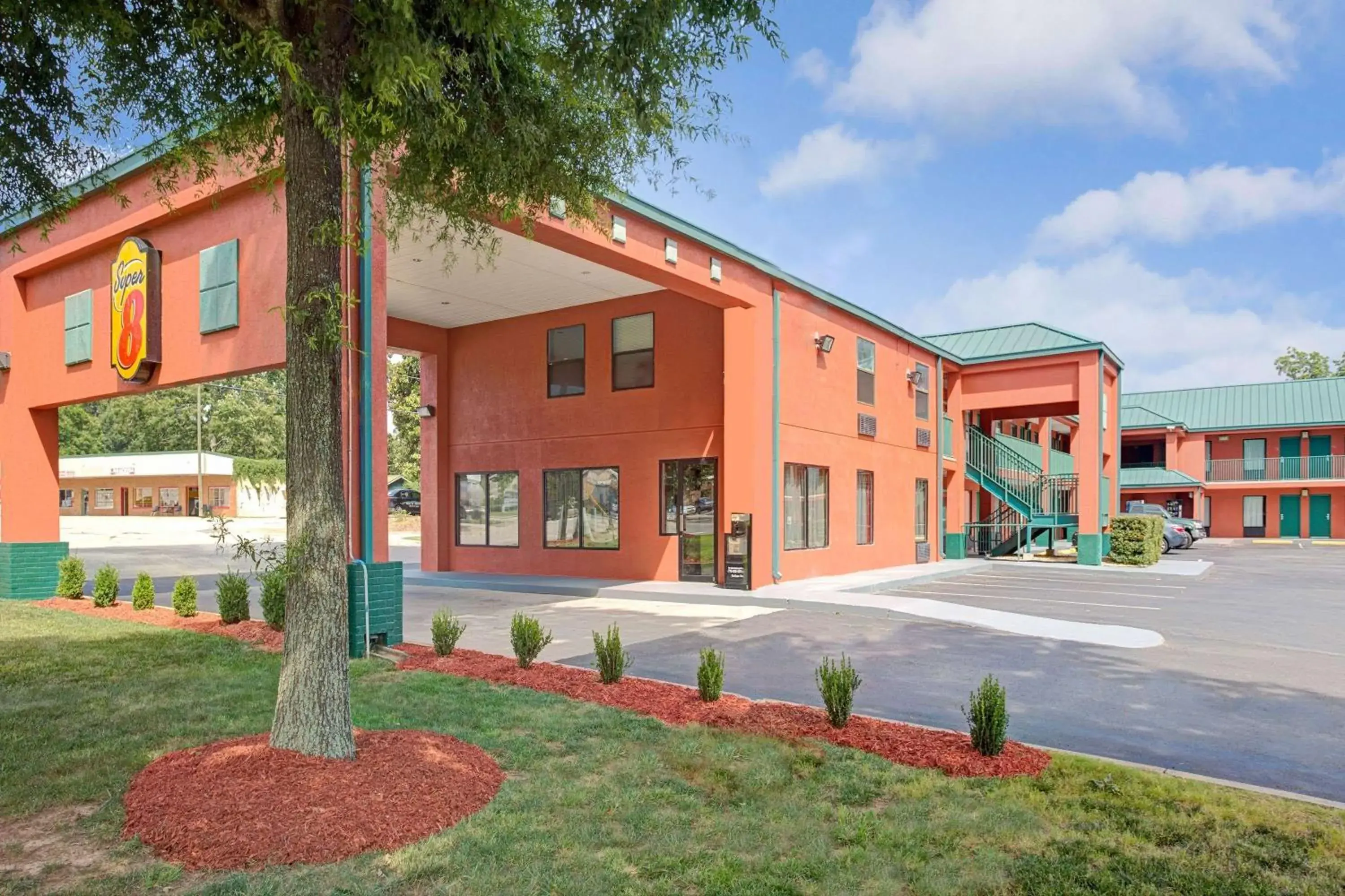 Property building in Super 8 by Wyndham Gainesville Property building in Super 8 by Wyndham Gainesville