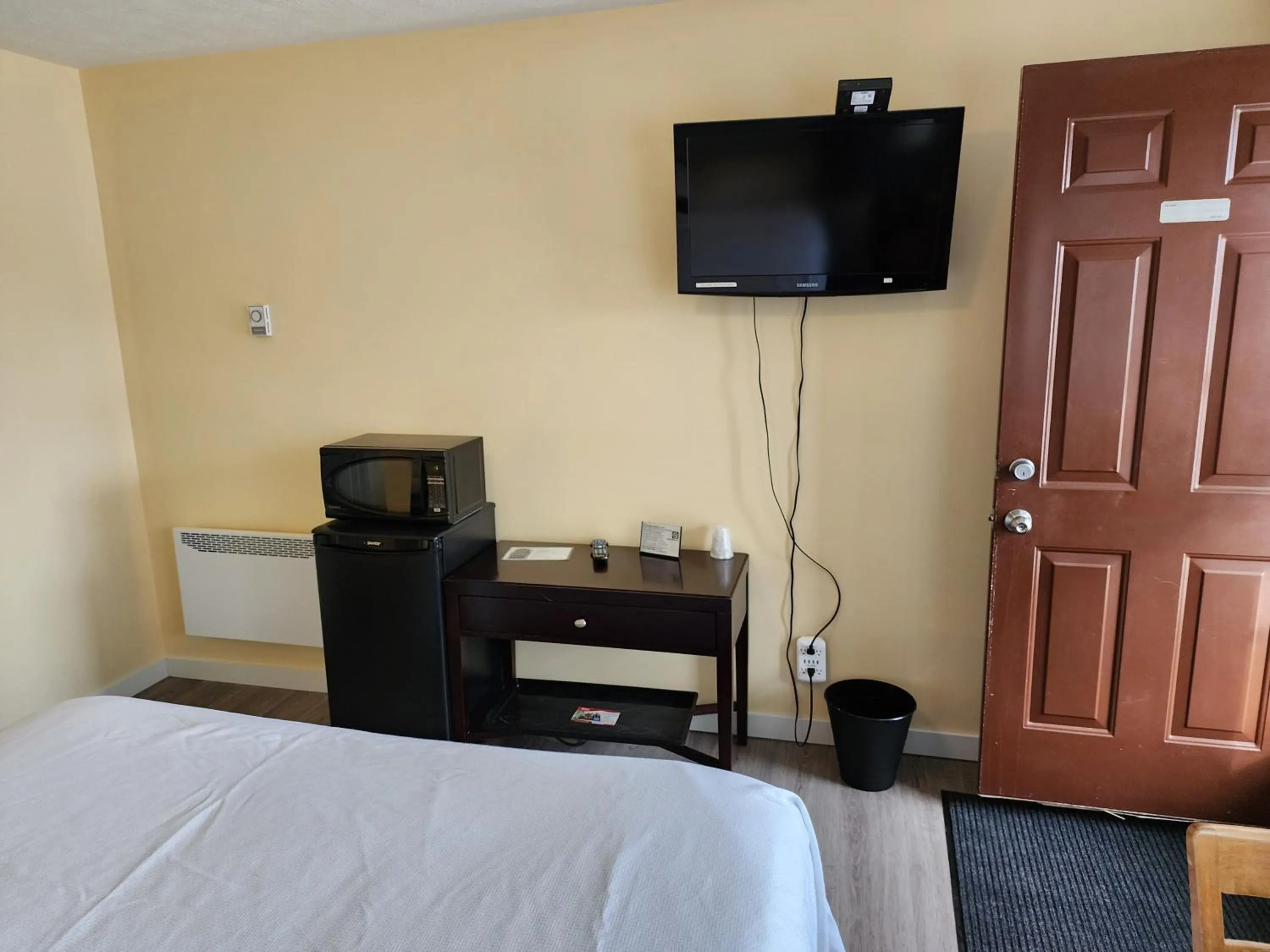 Bed in Sunparlor Motel