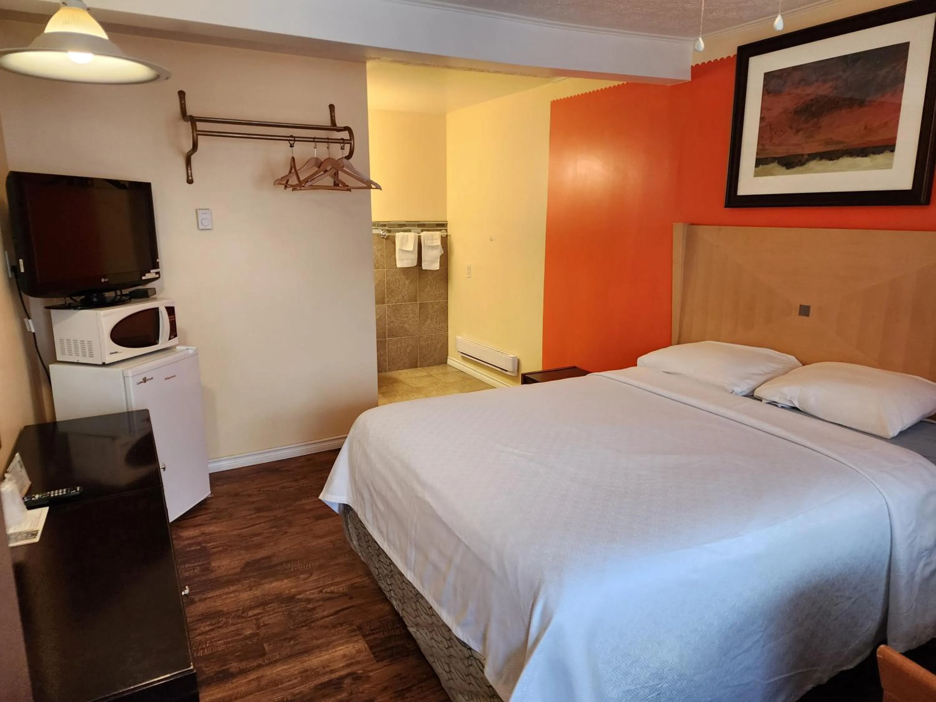 Photo of the whole room, Bed in Sunparlor Motel