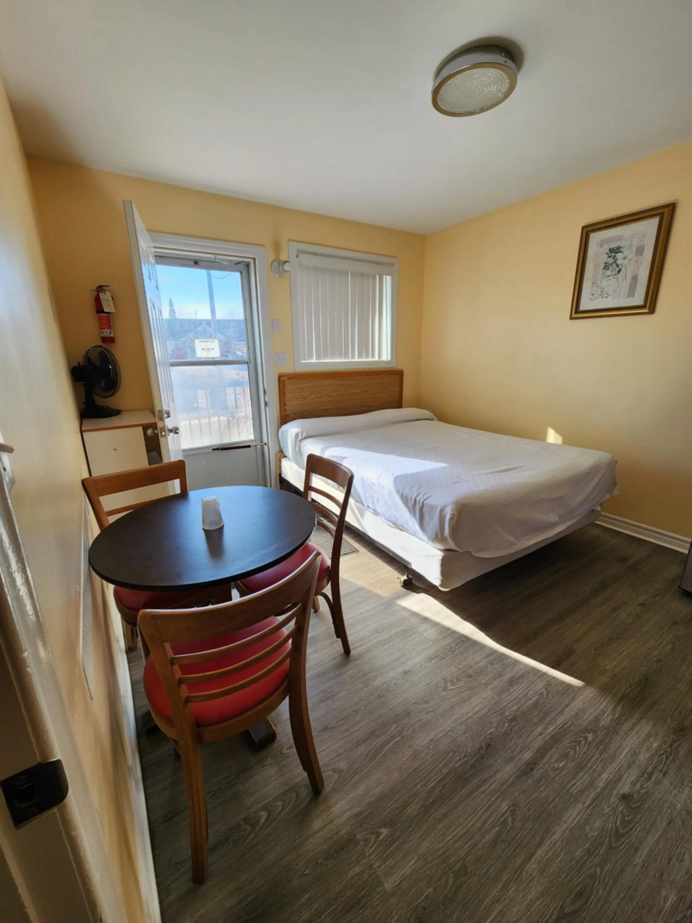 Dining area, Bed in Sunparlor Motel
