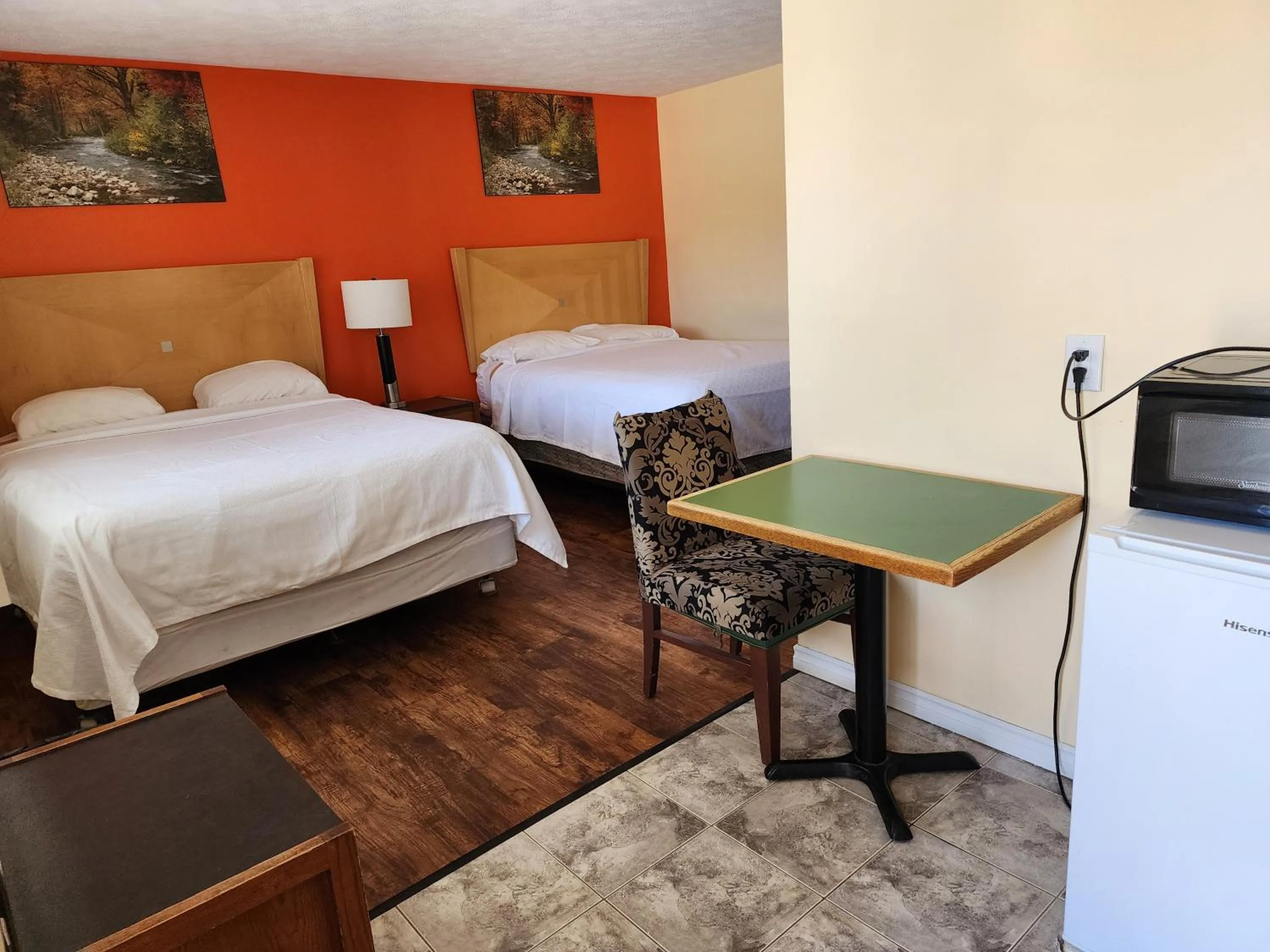 Photo of the whole room, Bed in Sunparlor Motel