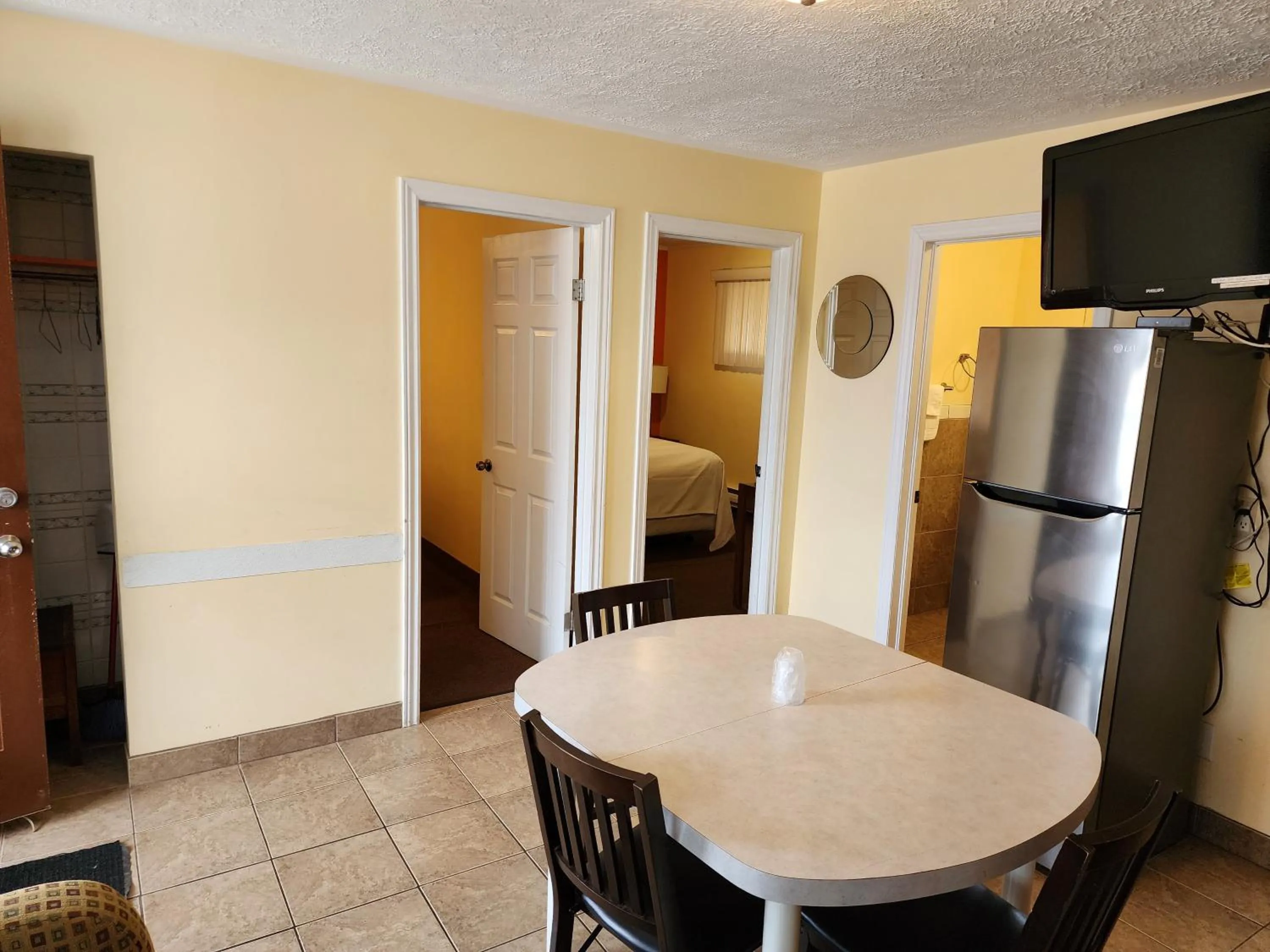 Photo of the whole room, Bed in Sunparlor Motel