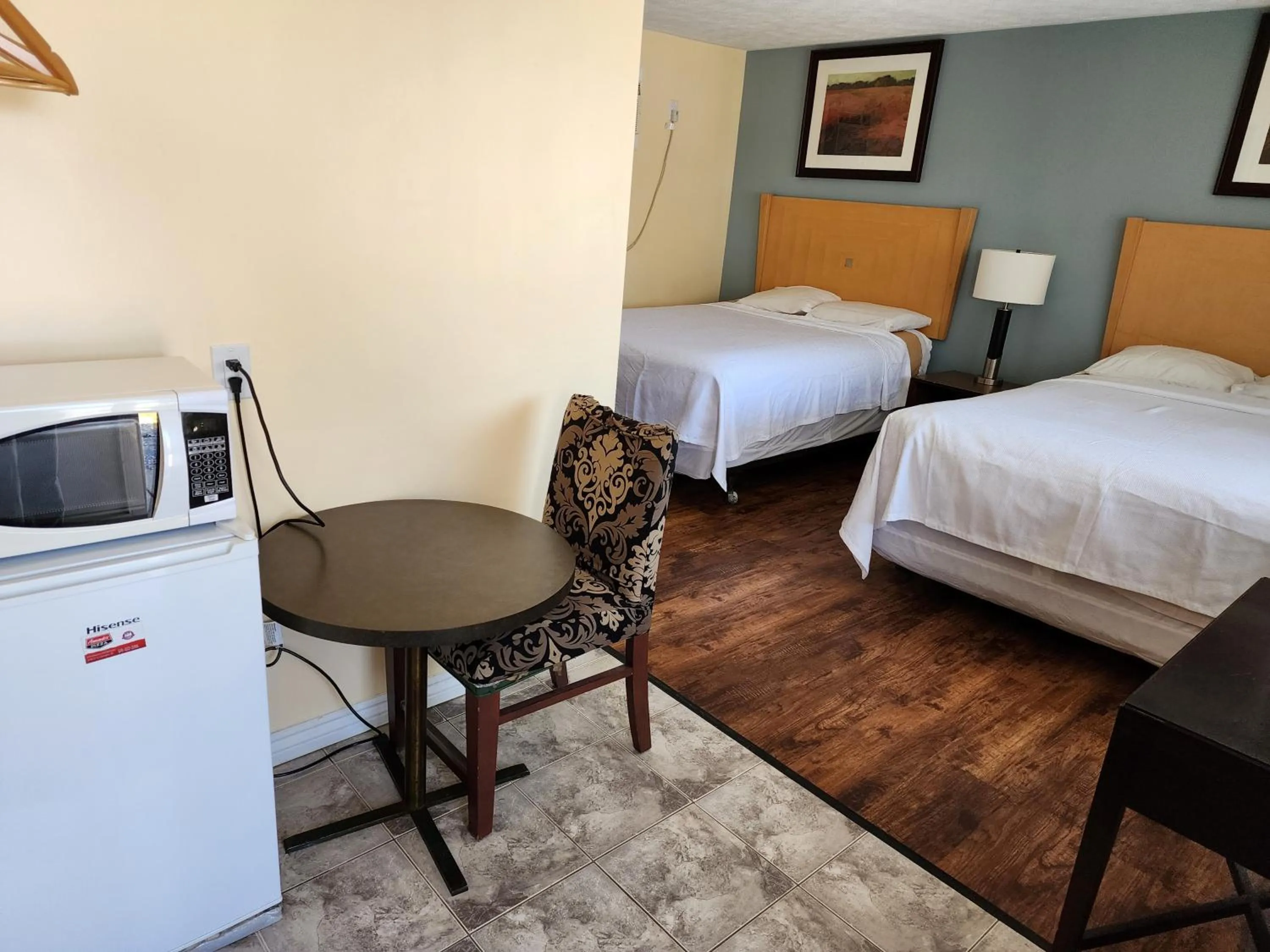 Photo of the whole room, Bed in Sunparlor Motel