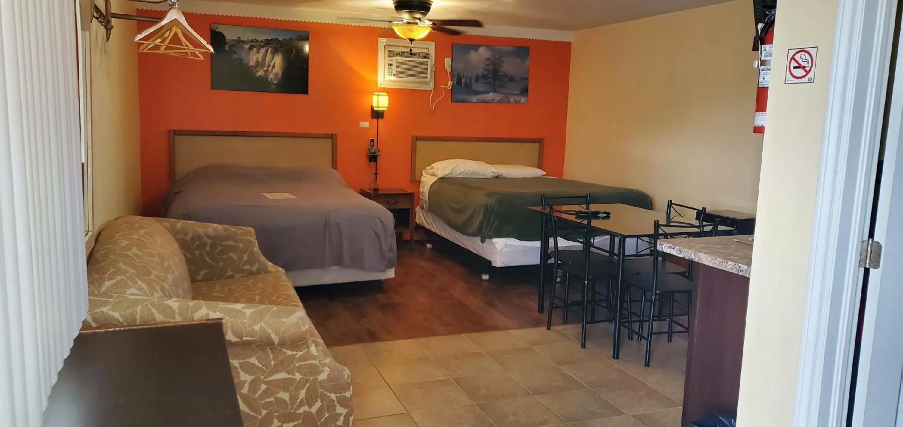 Bedroom, Bed in Sunparlor Motel