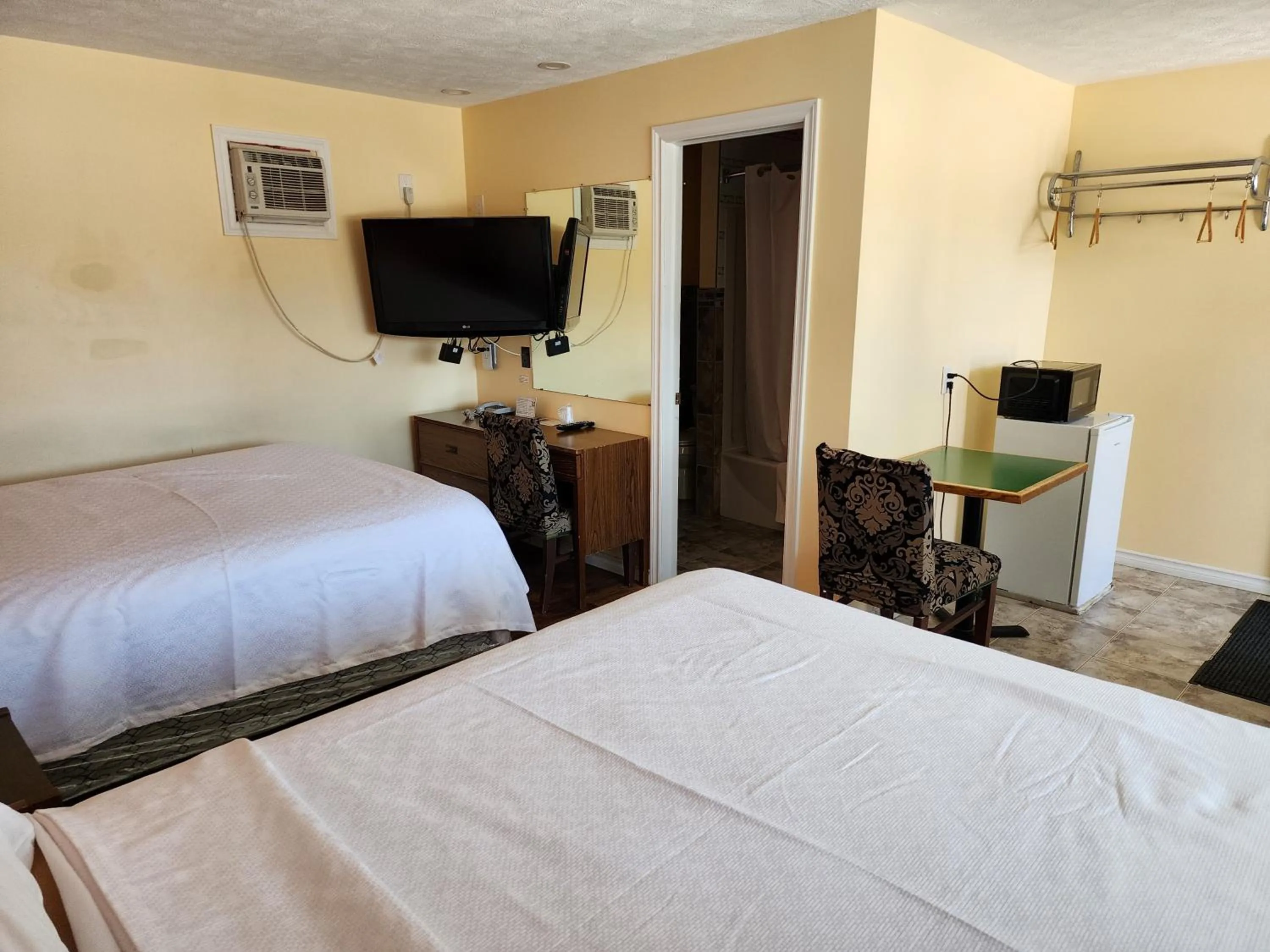 Photo of the whole room, Bed in Sunparlor Motel