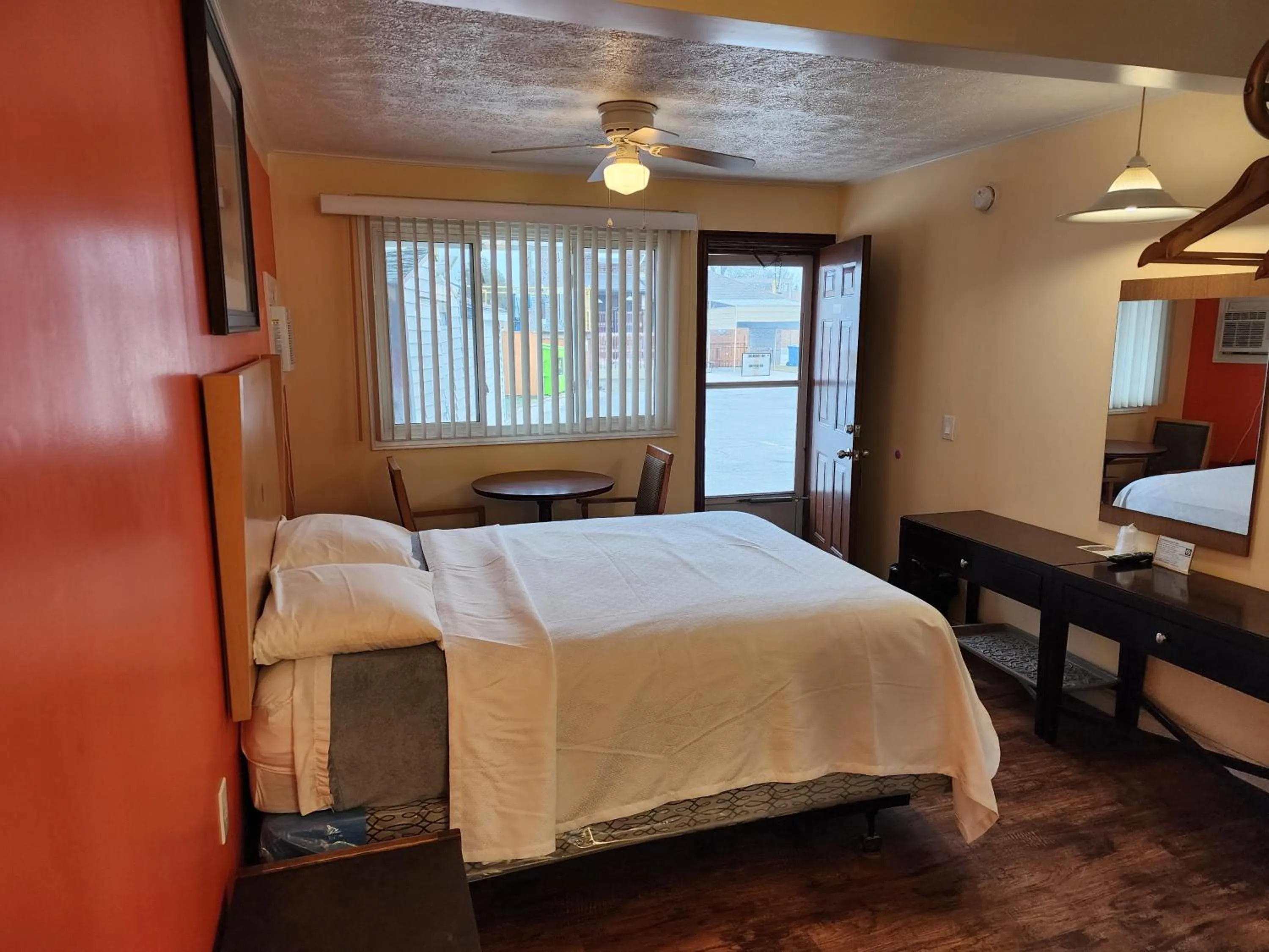 Bed in Sunparlor Motel