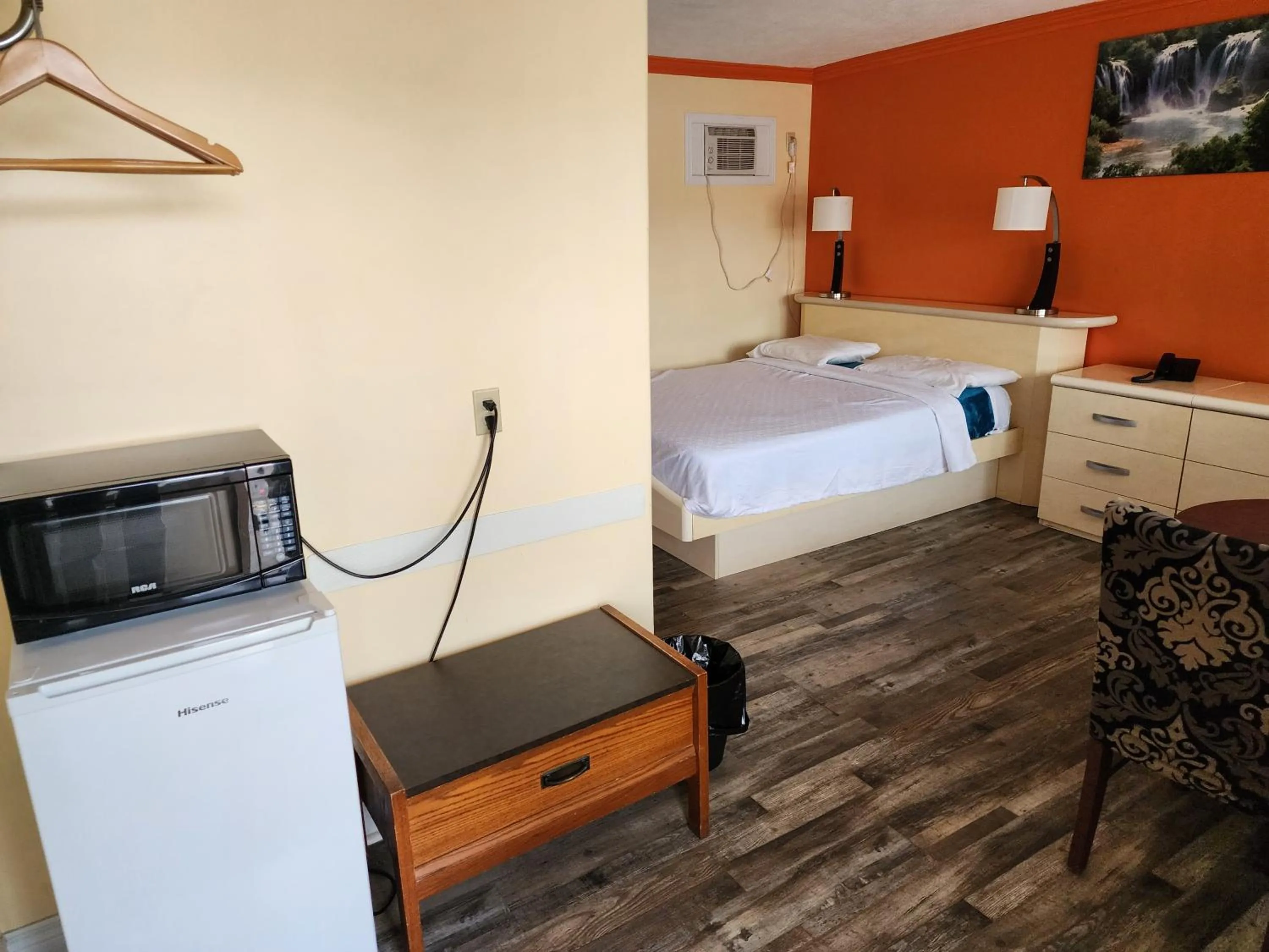 Photo of the whole room, Bed in Sunparlor Motel