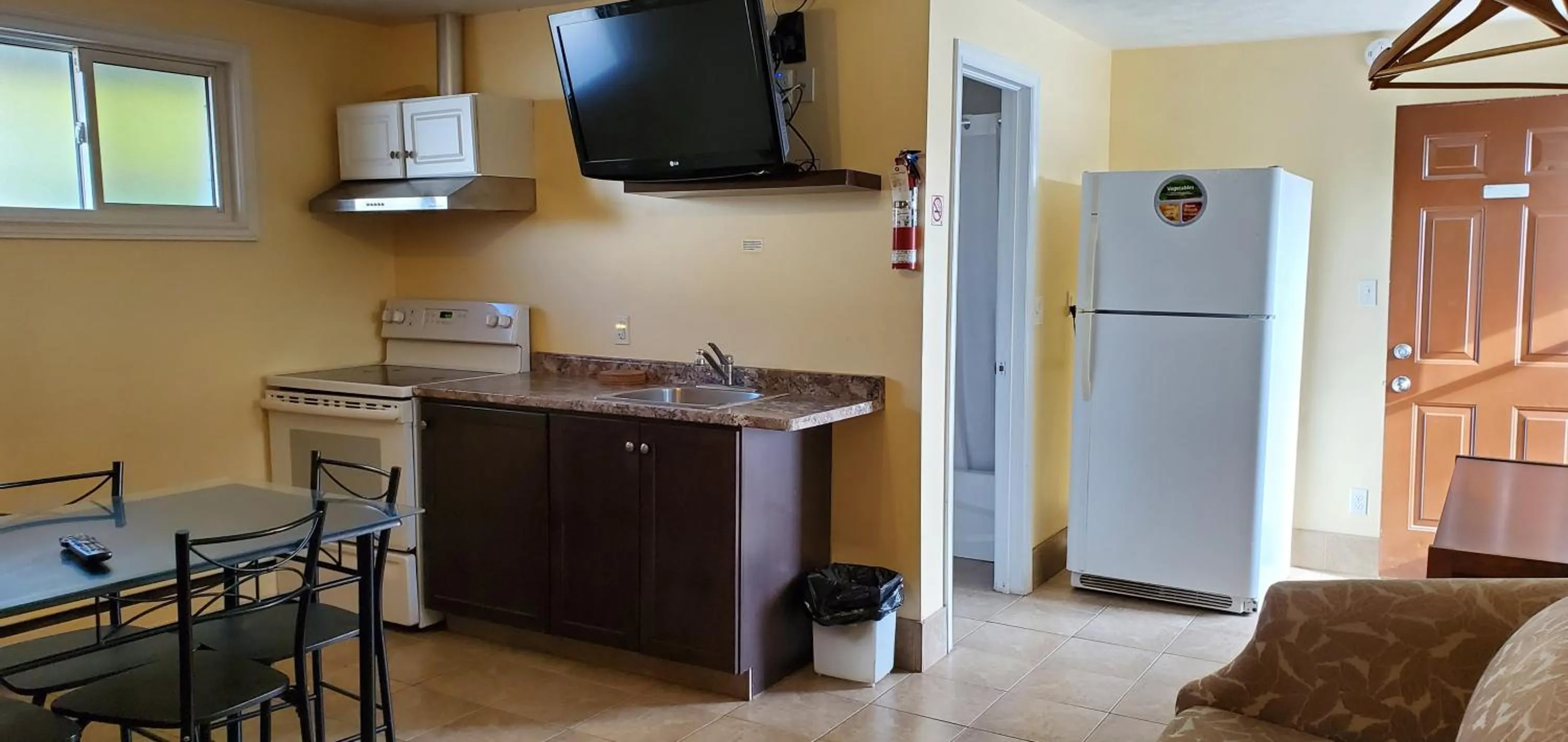 Kitchen or kitchenette in Sunparlor Motel