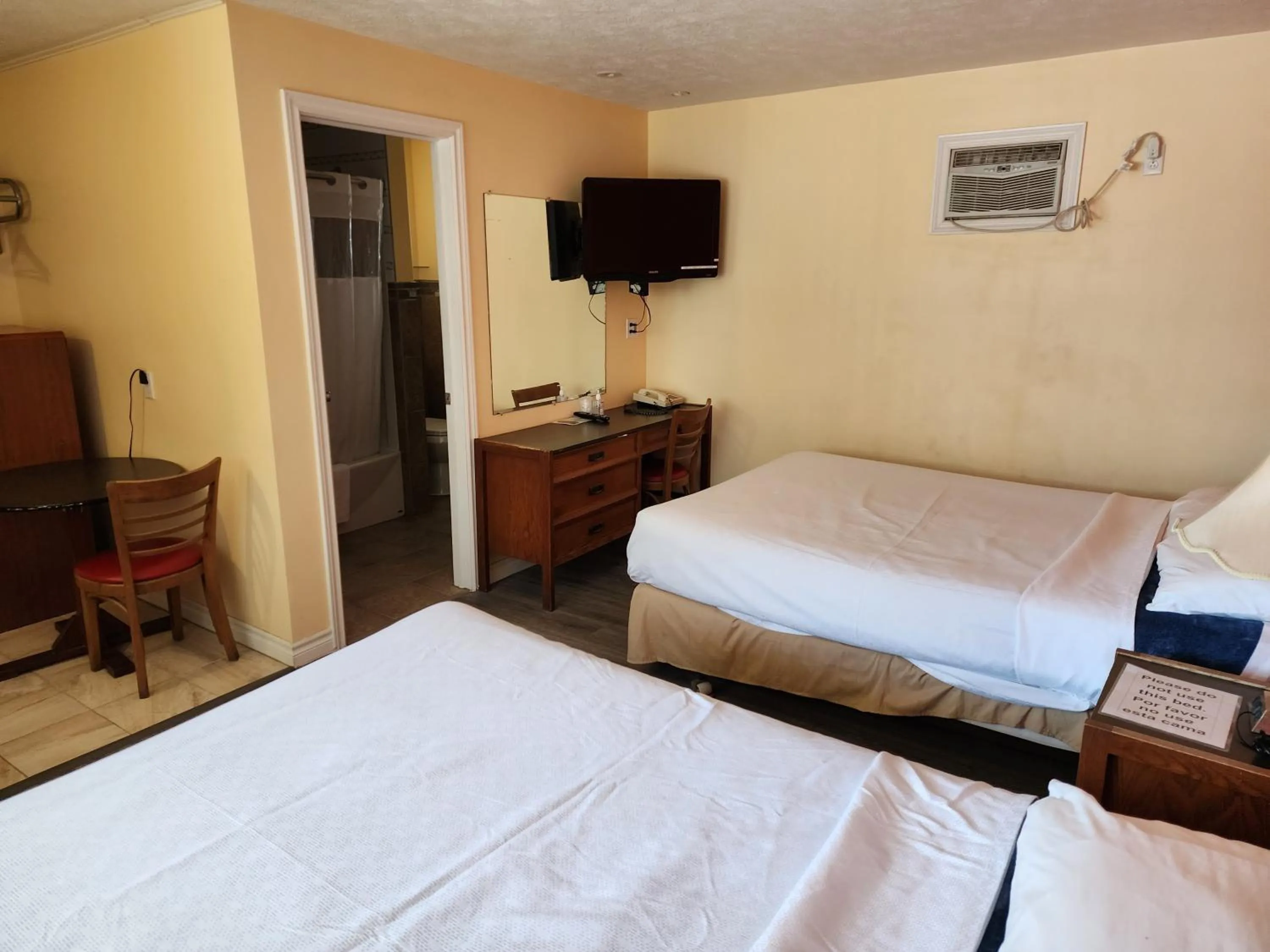 Photo of the whole room, Bed in Sunparlor Motel