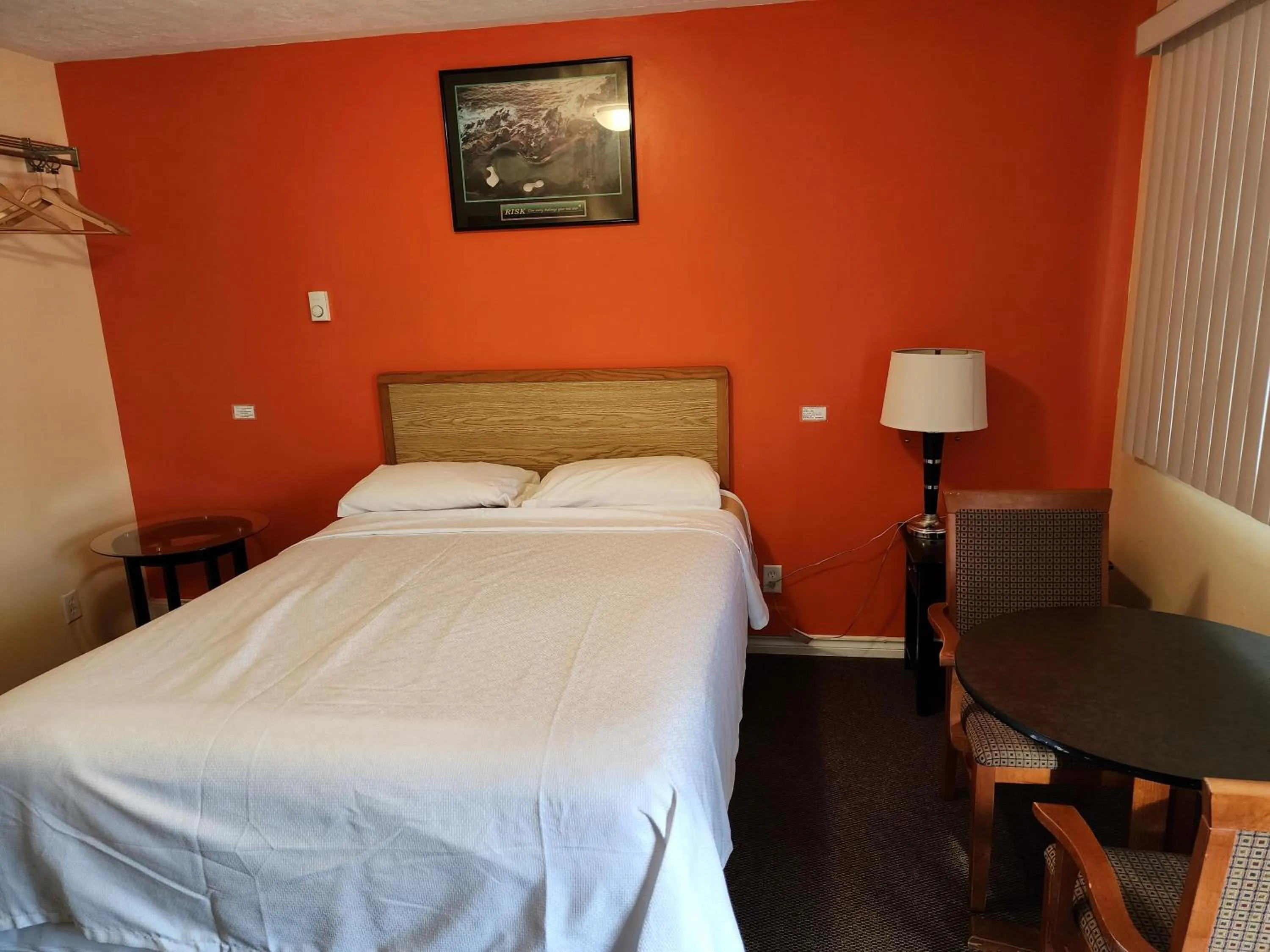 Bed in Sunparlor Motel