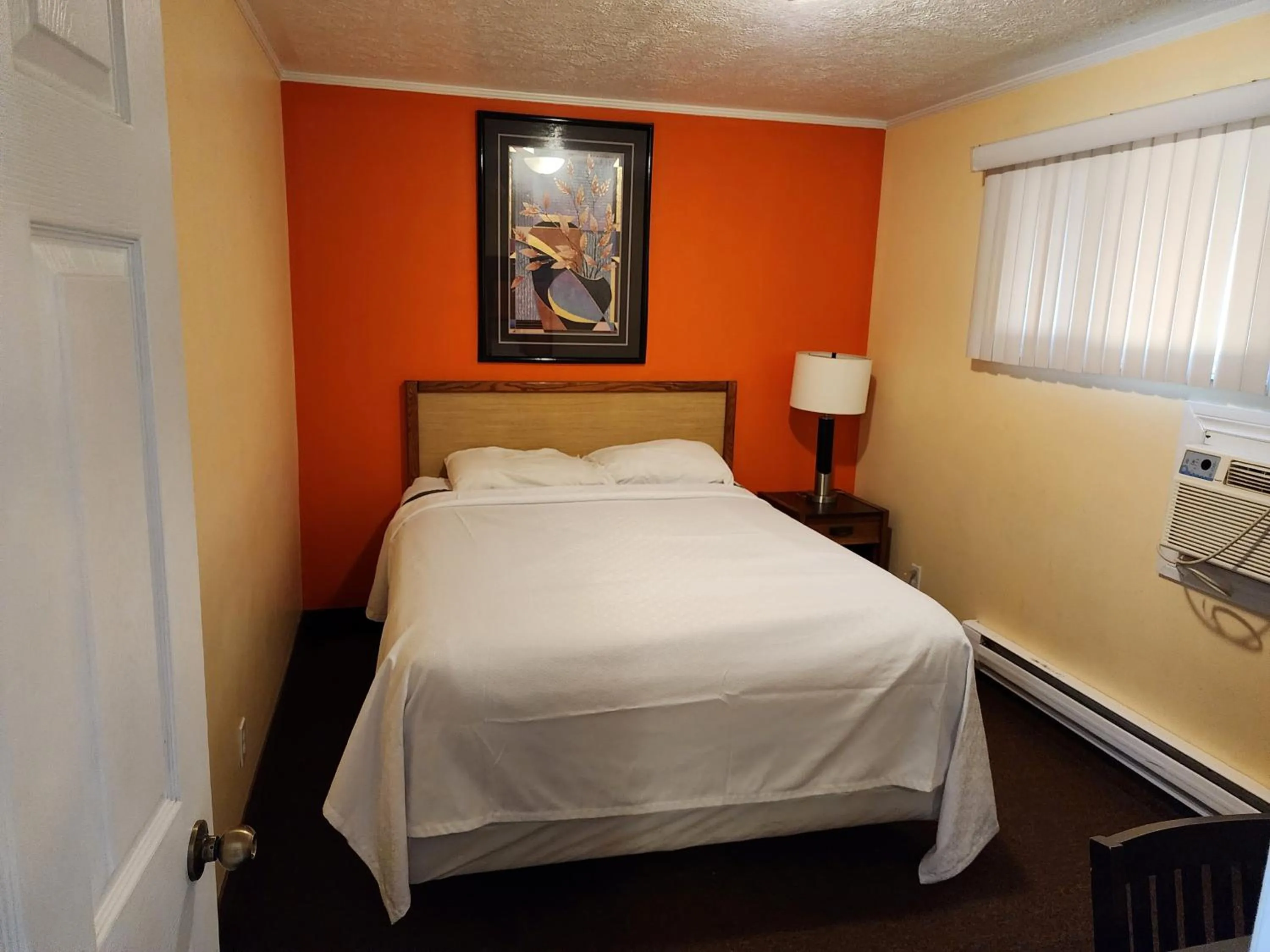 Bedroom, Bed in Sunparlor Motel