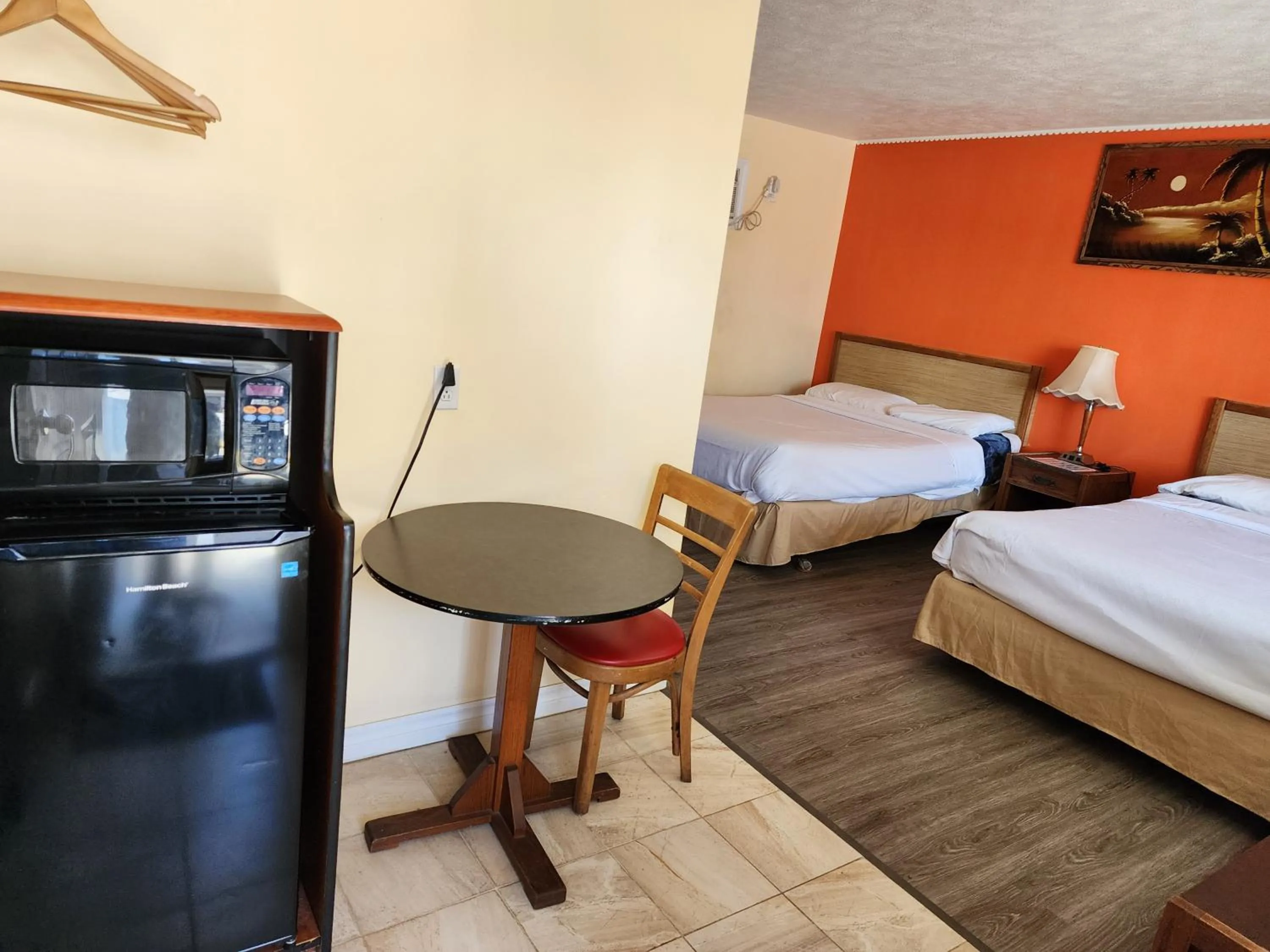 Photo of the whole room, Bed in Sunparlor Motel